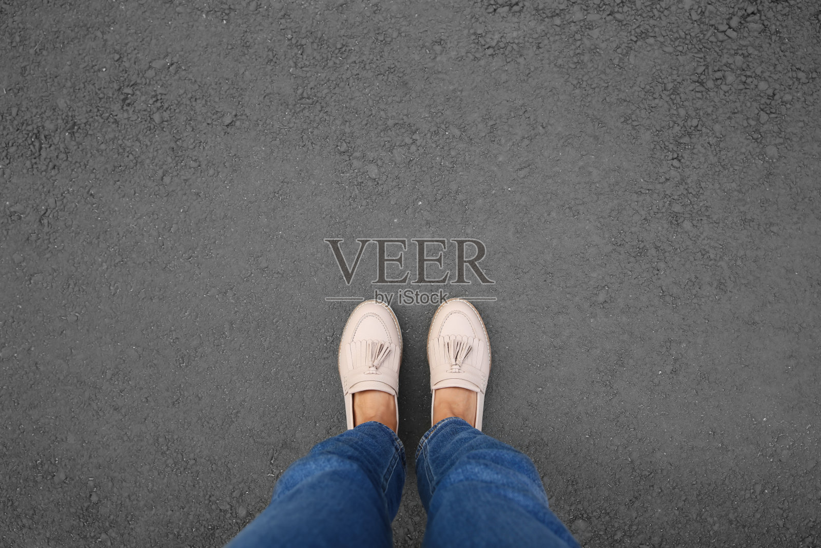 站在户外的女人，俯视图。空间的文本照片摄影图片