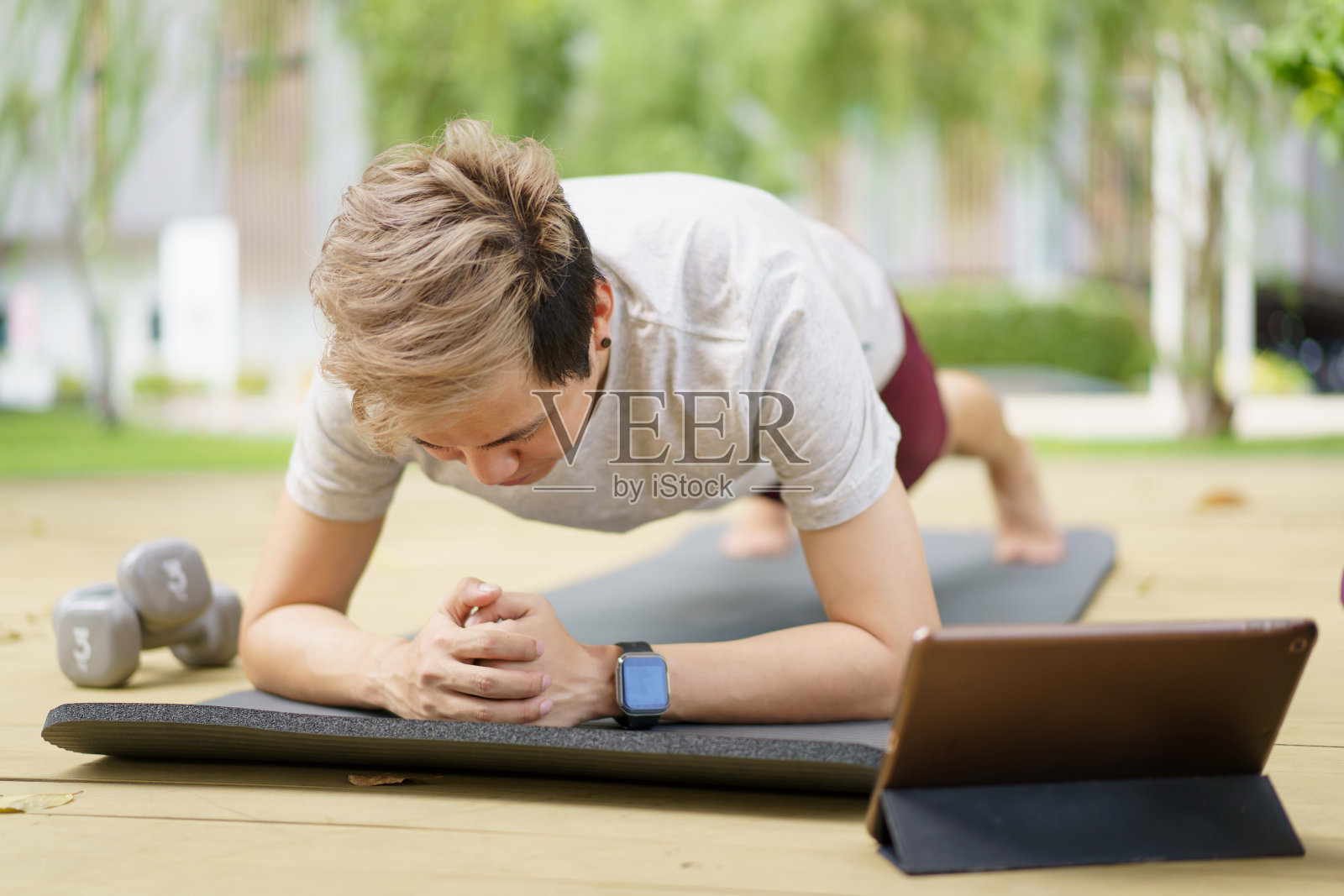 快乐人运动与VR内容。照片摄影图片