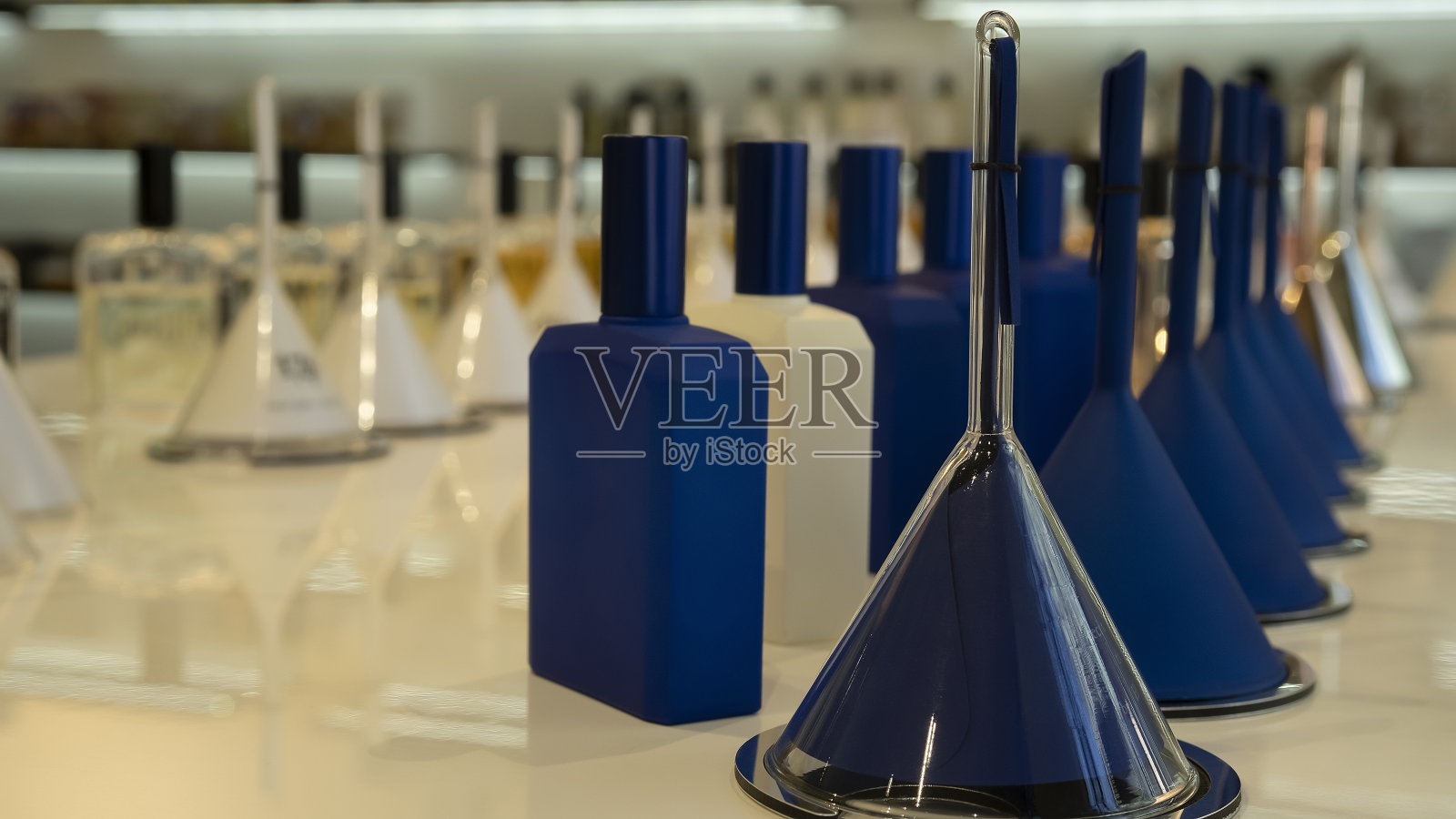 奢侈品店柜台上的香水瓶和香漏斗照片摄影图片