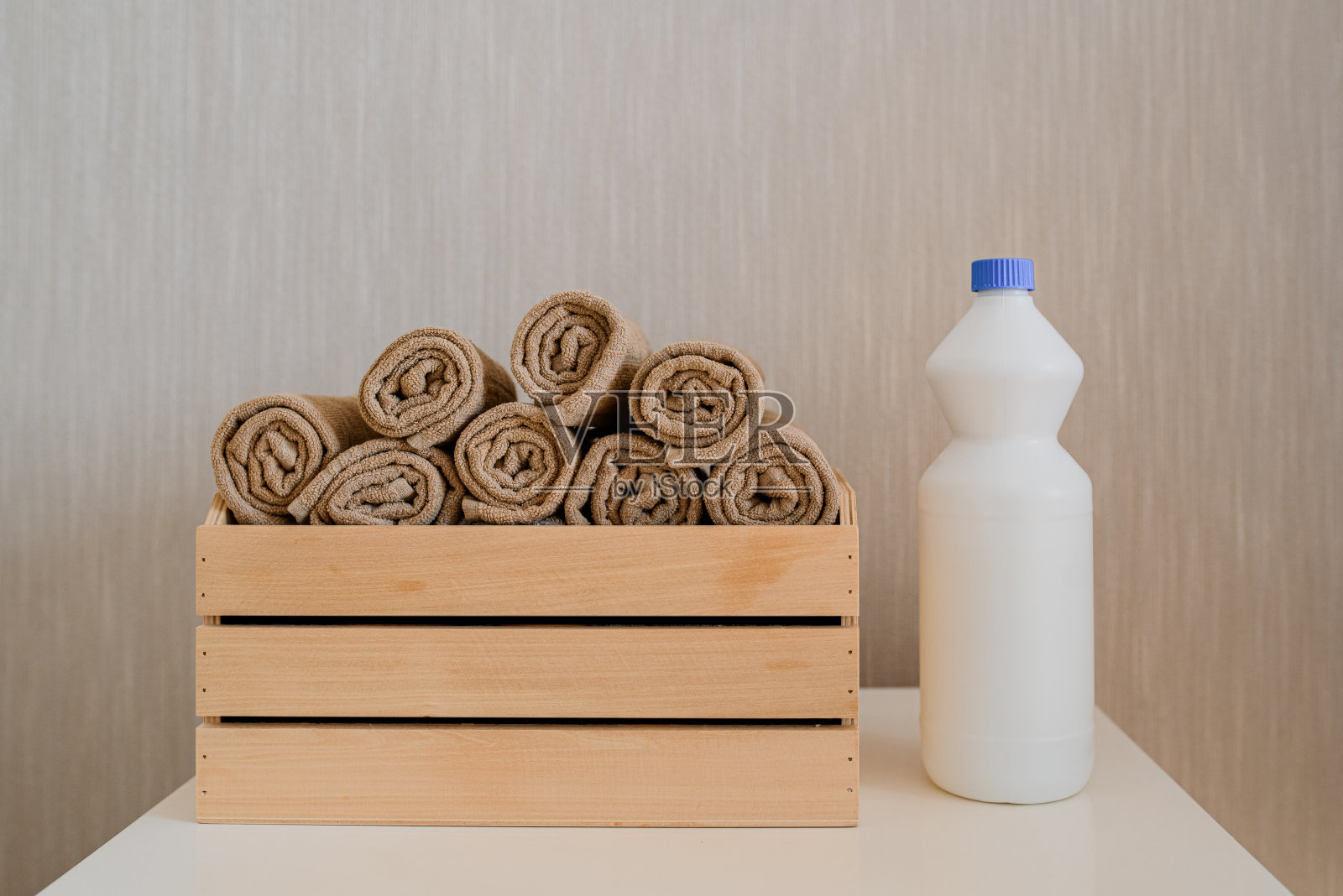 毛巾盒放在桌子上。照片摄影图片