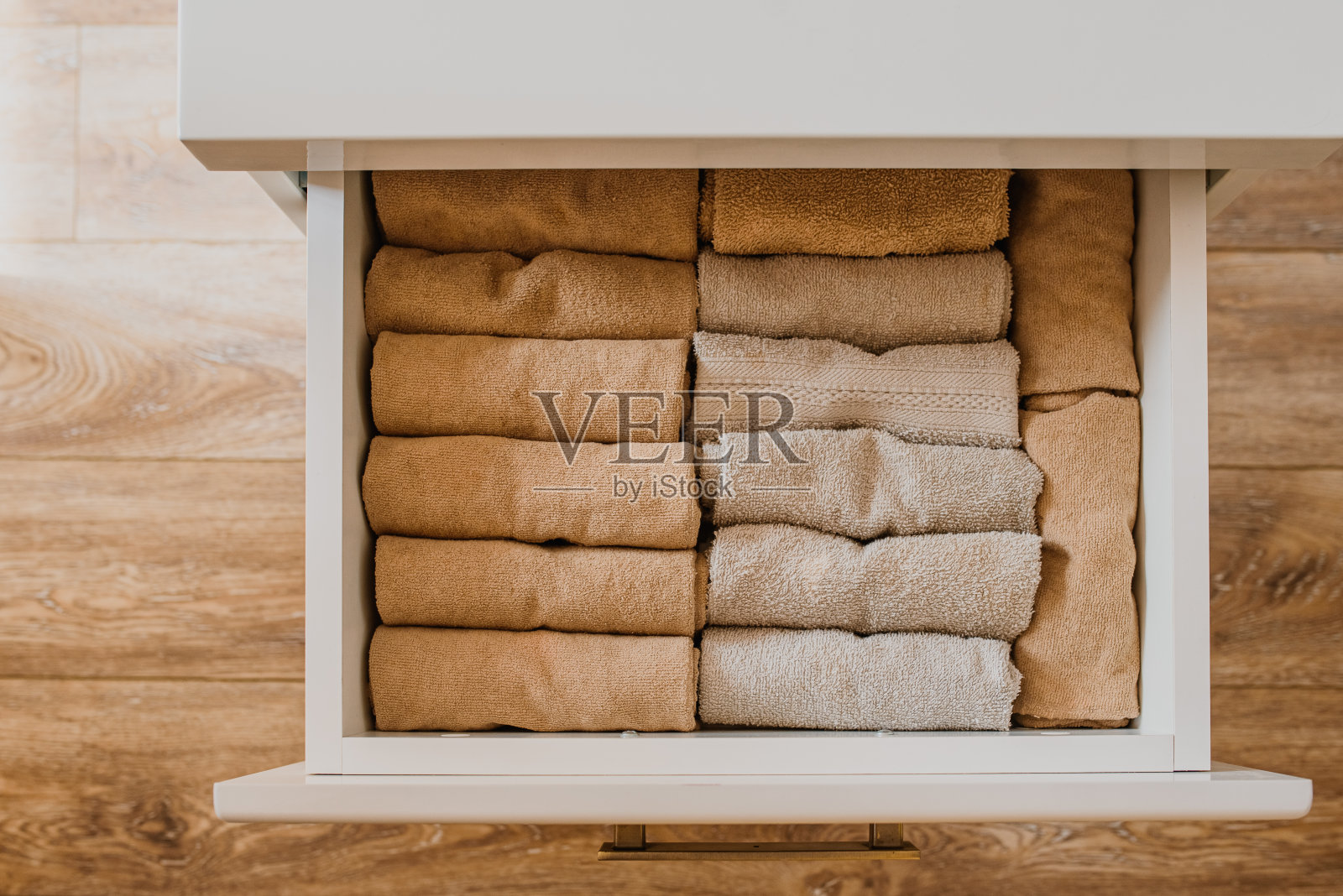 用折叠的毛巾关闭打开的抽屉。照片摄影图片