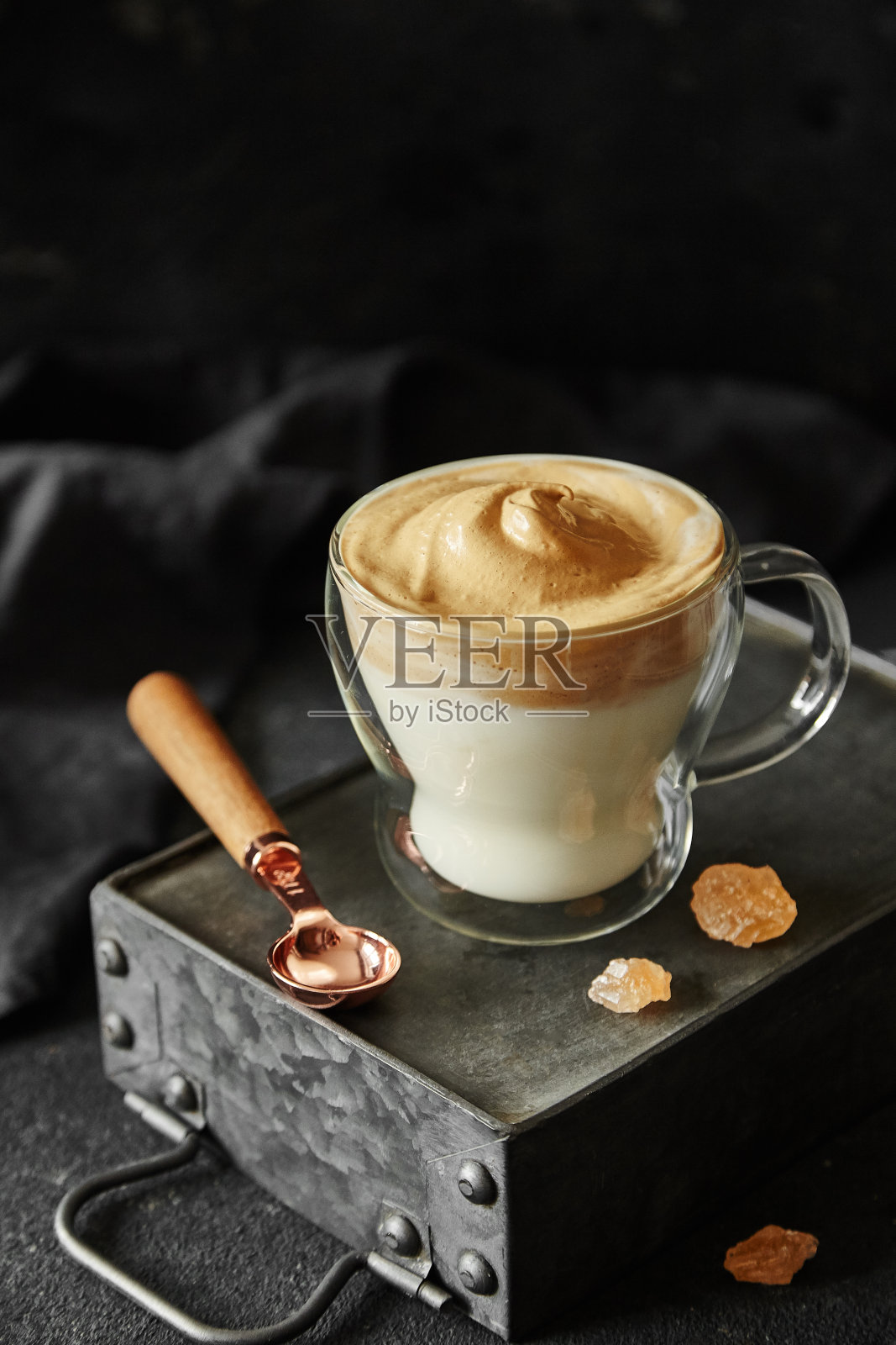 深色背景上的Dalgona咖啡照片摄影图片
