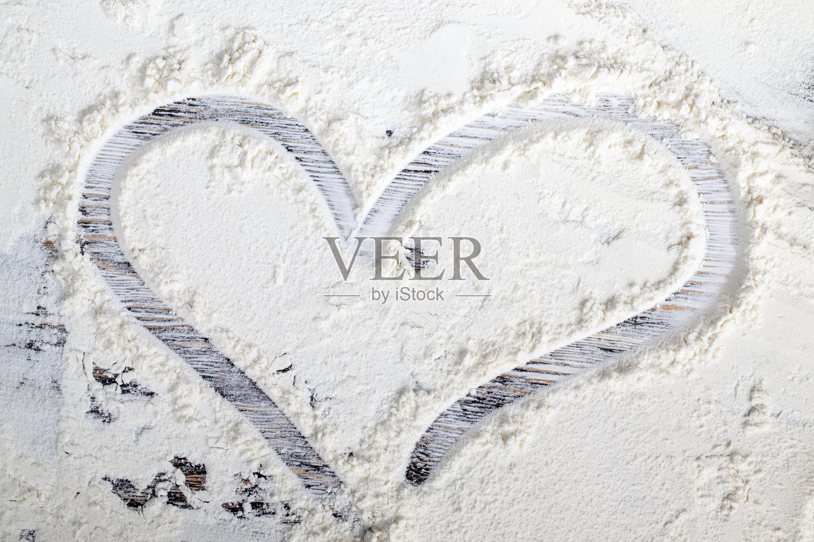 小麦粉是用桌上的小麦粒做成的照片摄影图片