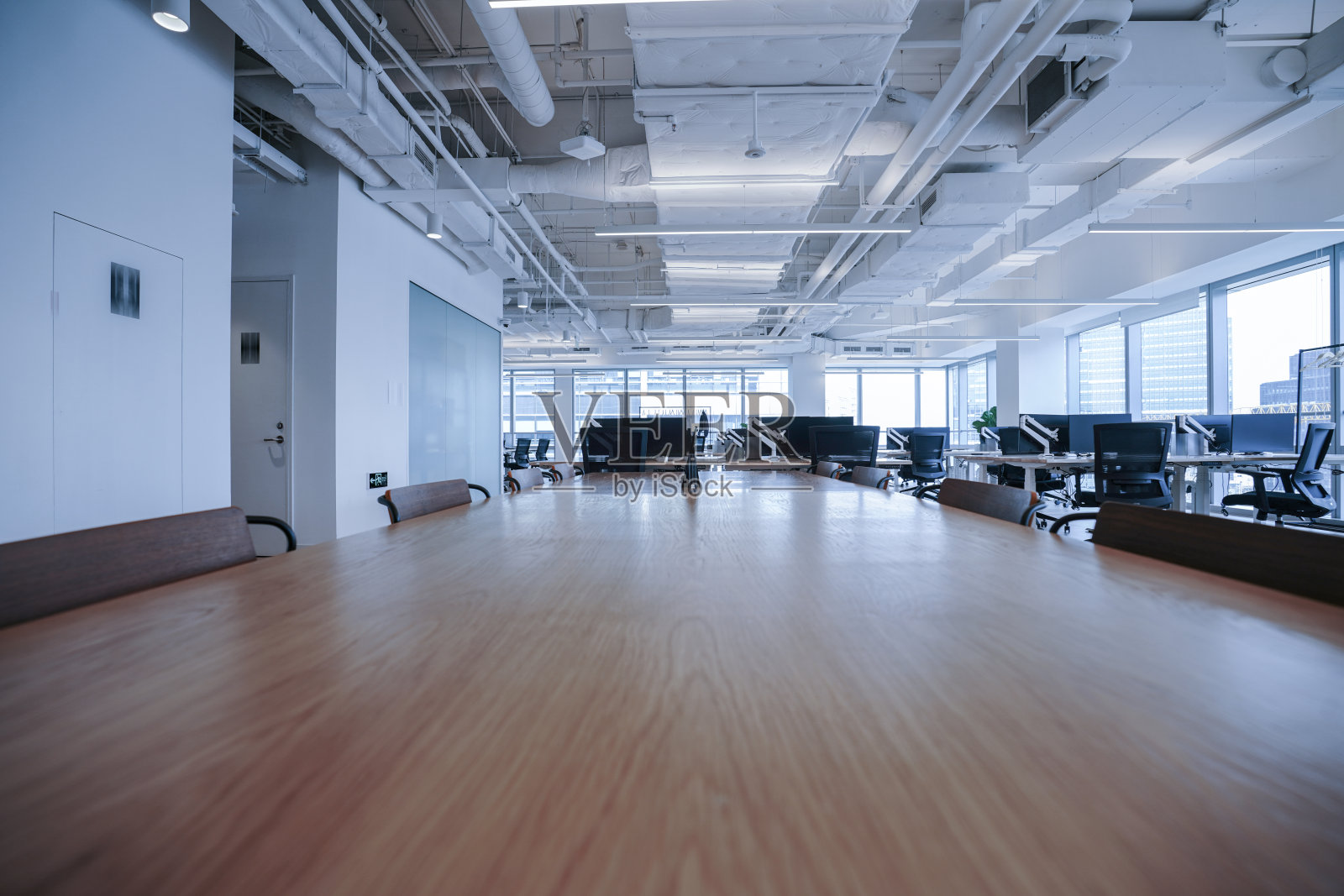 现代空办公室的内部照片摄影图片