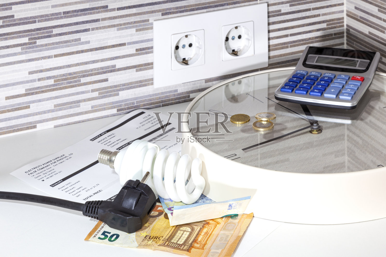 钱、电费、手表、插座和灯泡照片摄影图片