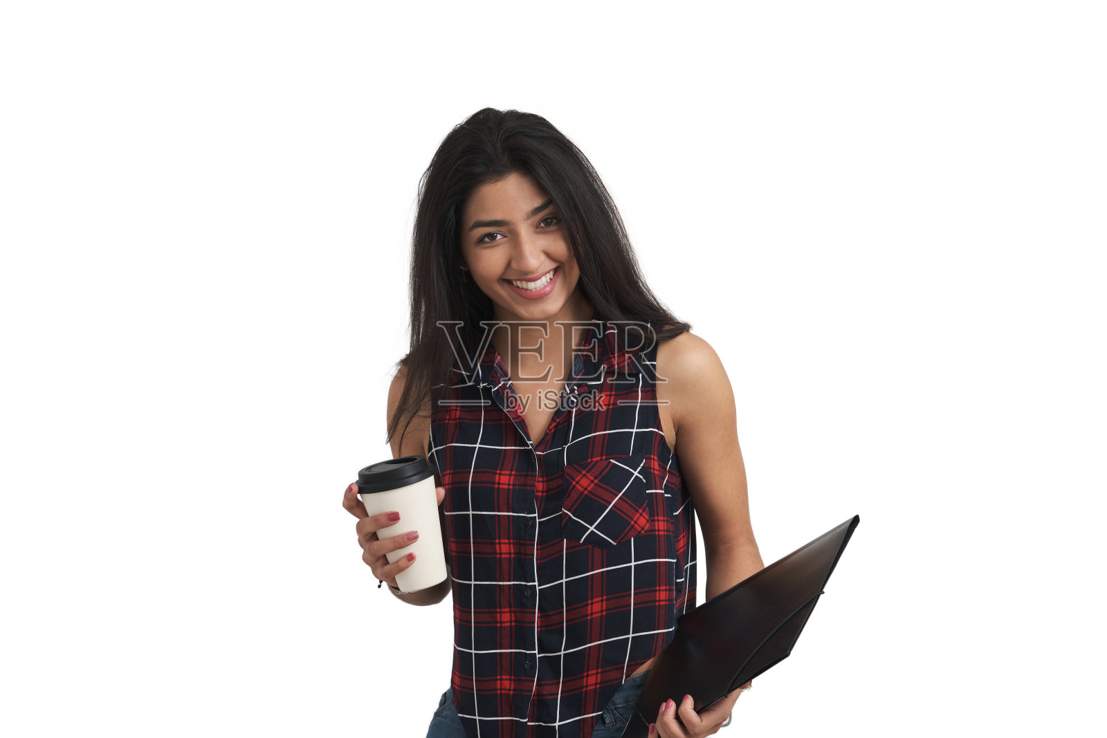 年轻的委内瑞拉妇女微笑着拿着咖啡和文件夹，与世隔绝。照片摄影图片