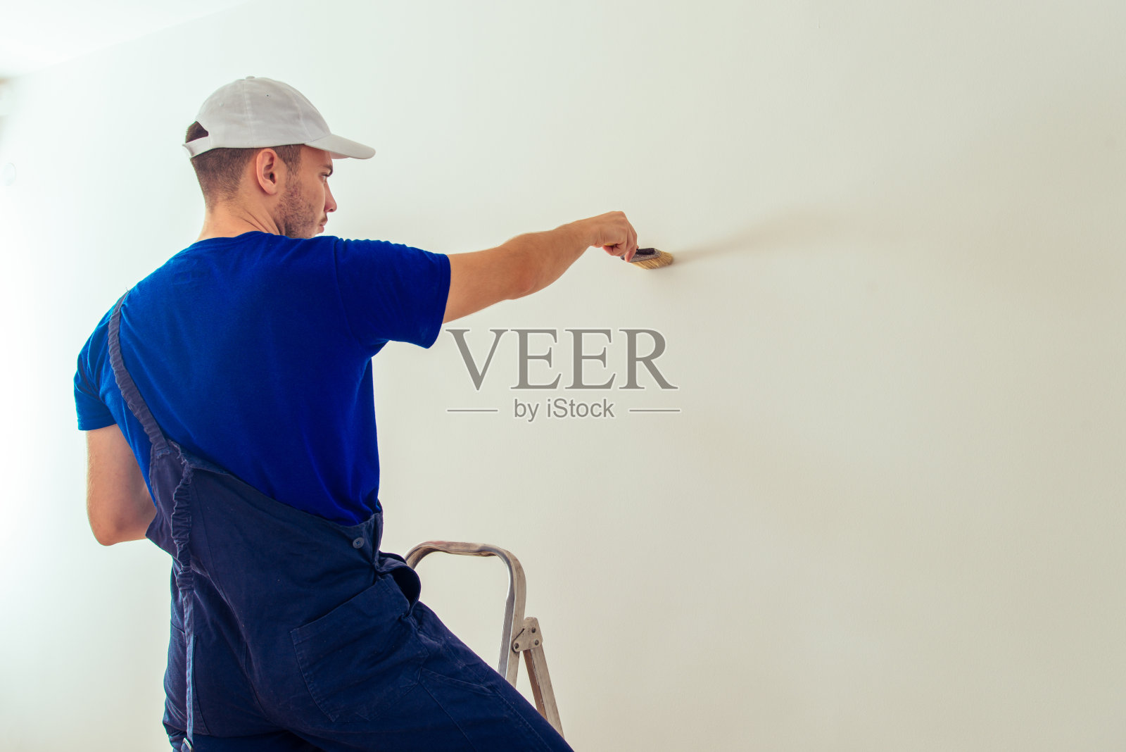 画墙的年轻画家身后的肖像照片摄影图片