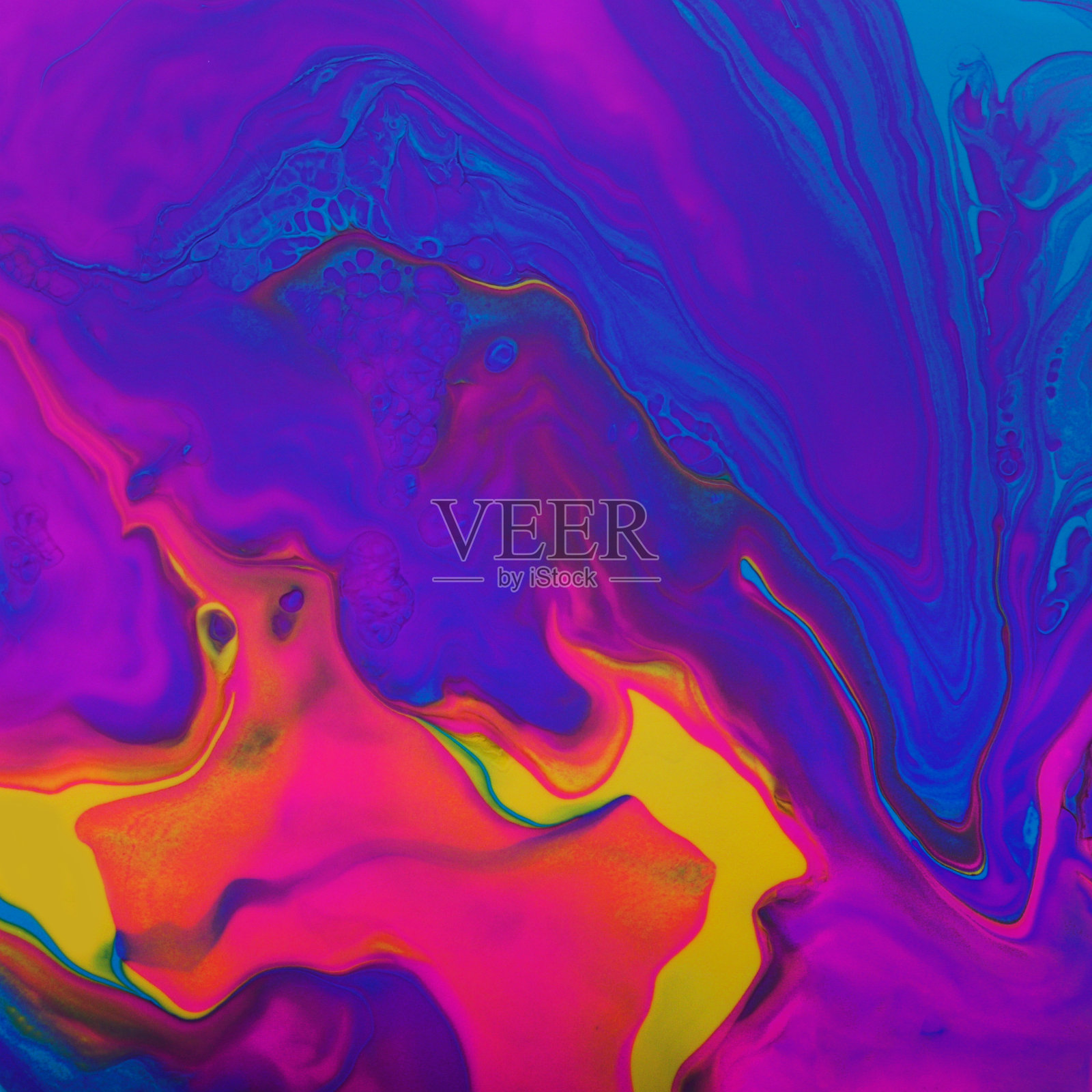 彩色大理石背景。混合抛光-黄色，粉色，蓝色和紫色。彩色大理石背景。美丽的液体指甲油污渍，流畅的艺术手法。把绘画技巧。方格式。照片摄影图片