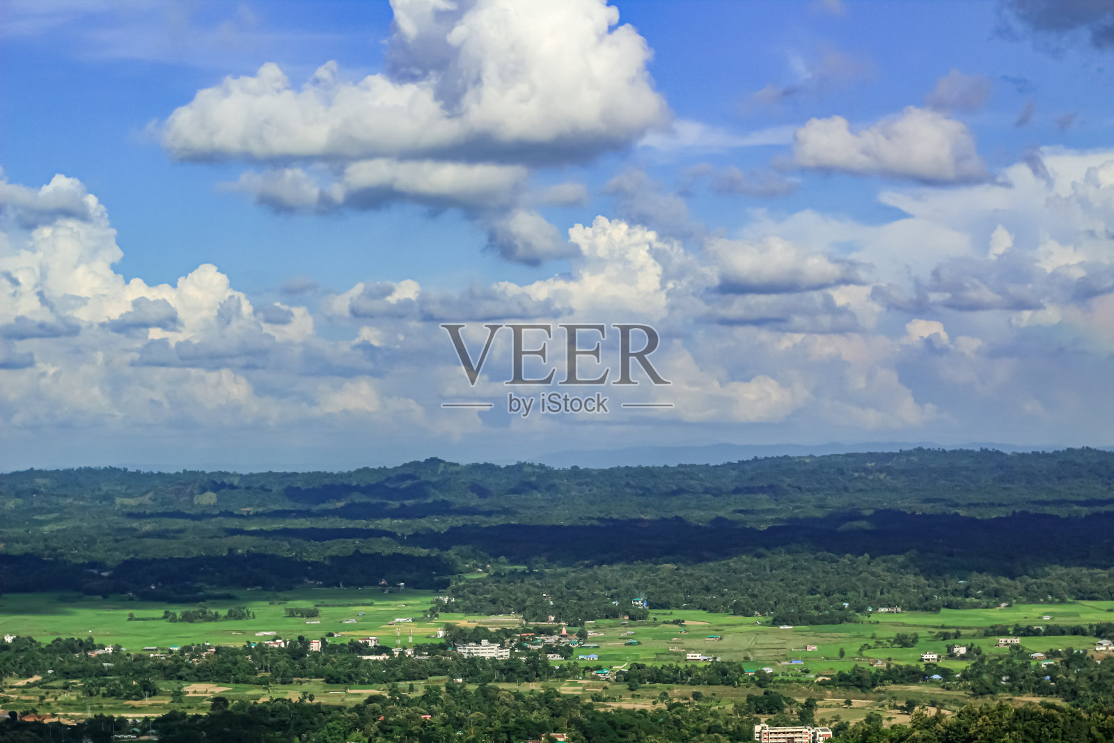 俯瞰khagrachari镇，山峦和绿色中充满了云影照片摄影图片