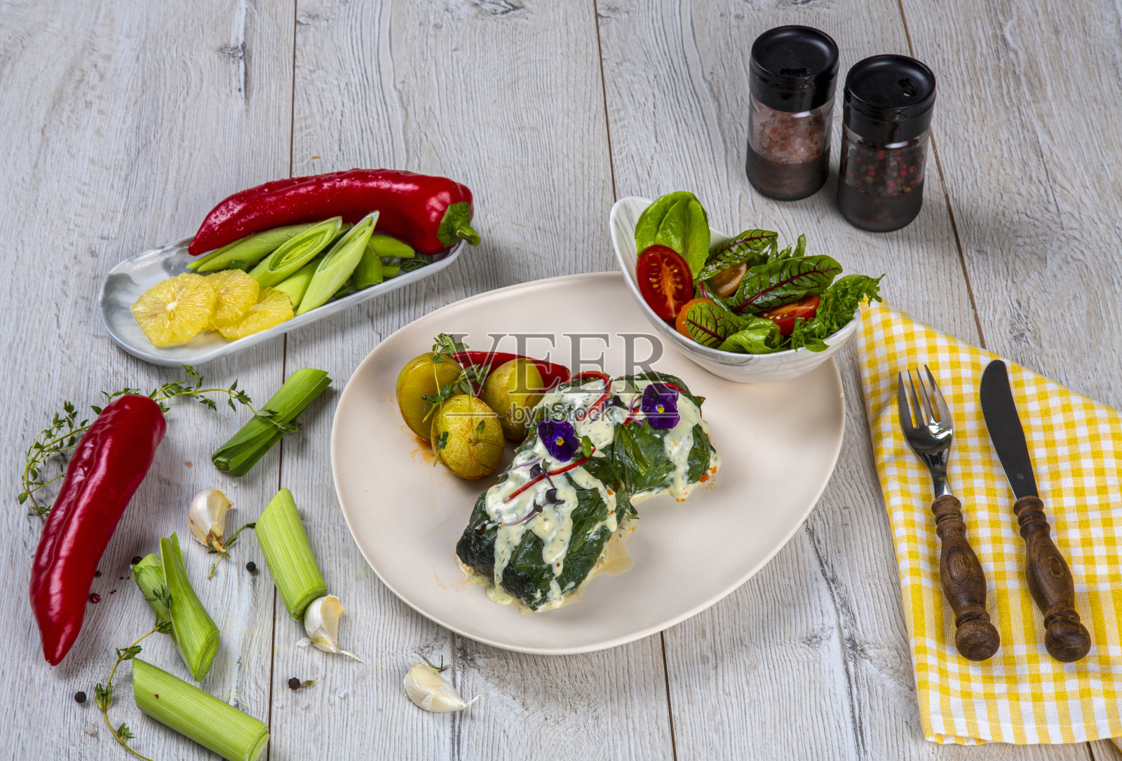 菠菜包装菠菜卷配沙拉和烤土豆新鲜蔬菜和水果配菜