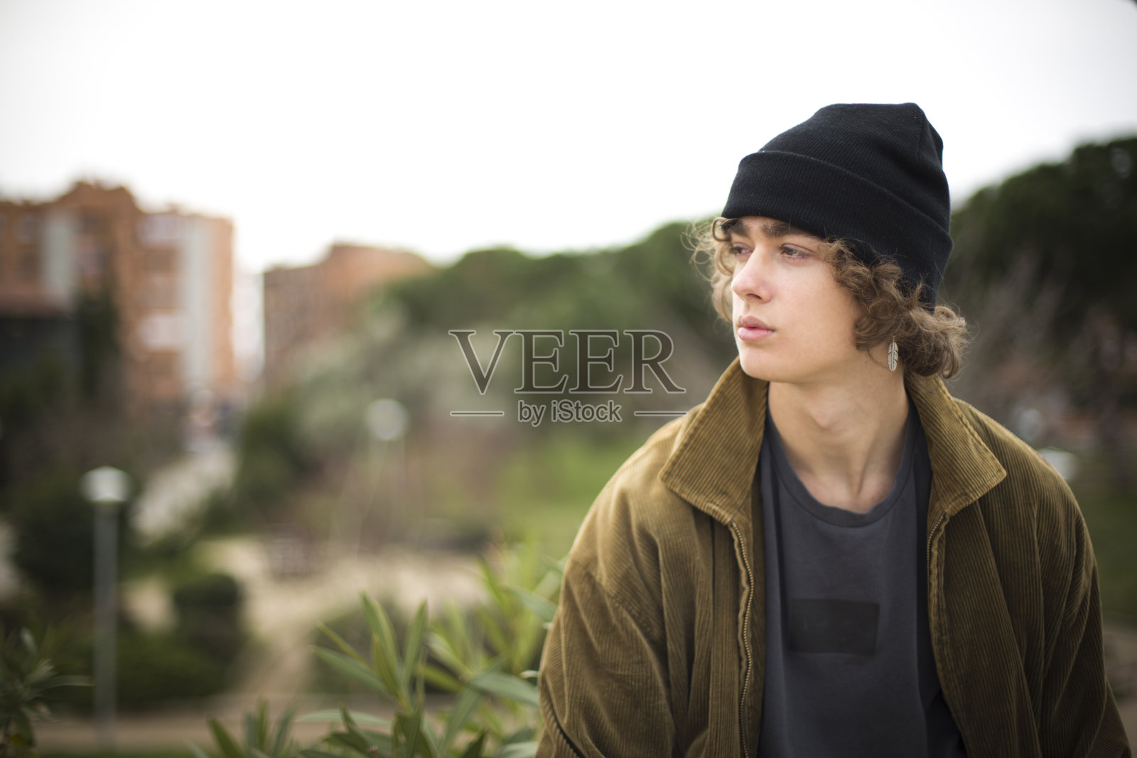 欧洲青少年肖像与羊毛帽看侧与复制空间照片摄影图片