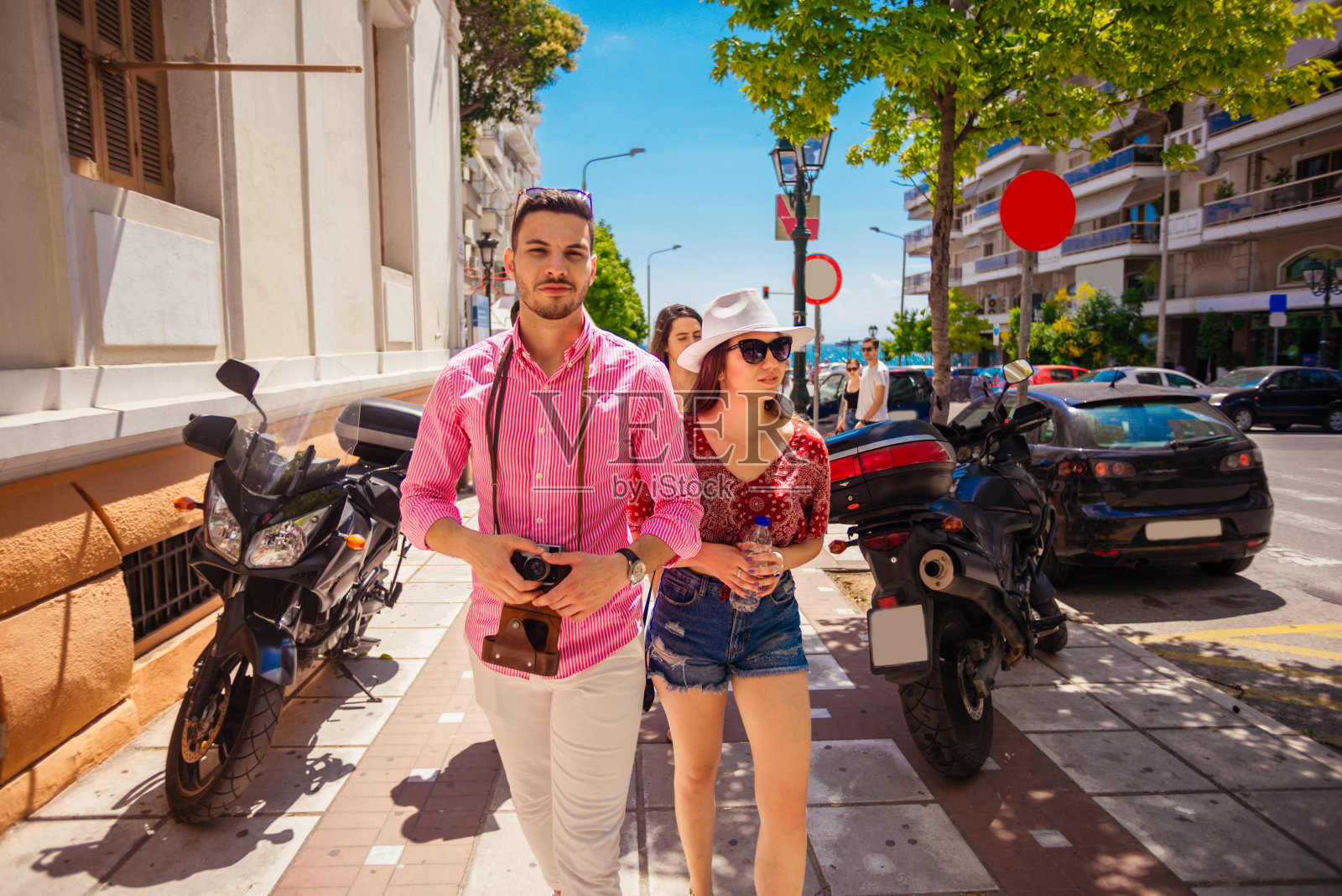 一对游客一起探索新城市，用免税相机拍照照片摄影图片