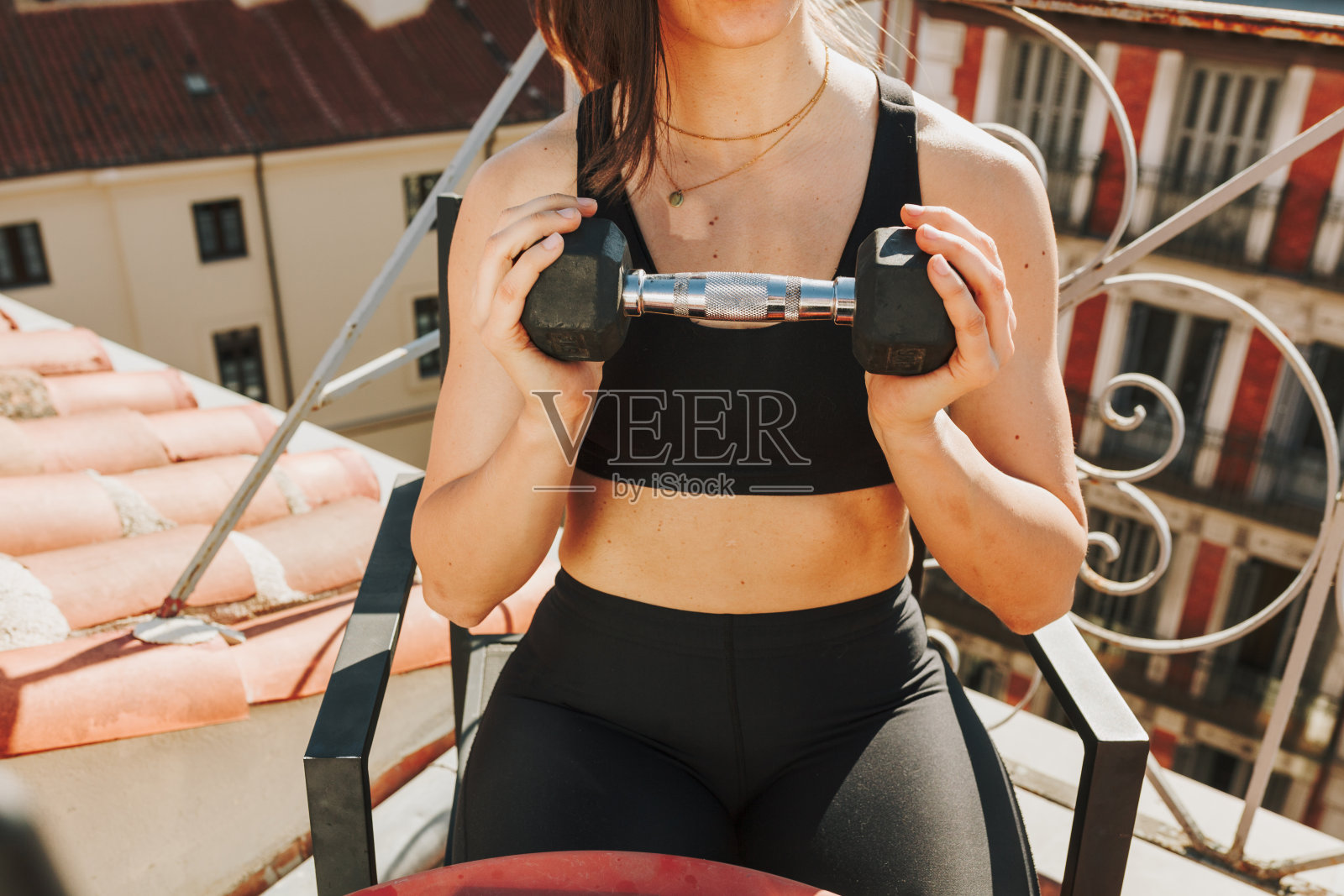 年轻的运动健身女性教练通过视频电话在她的手机上做在线课程流媒体课程和健康生活方式的概念照片摄影图片