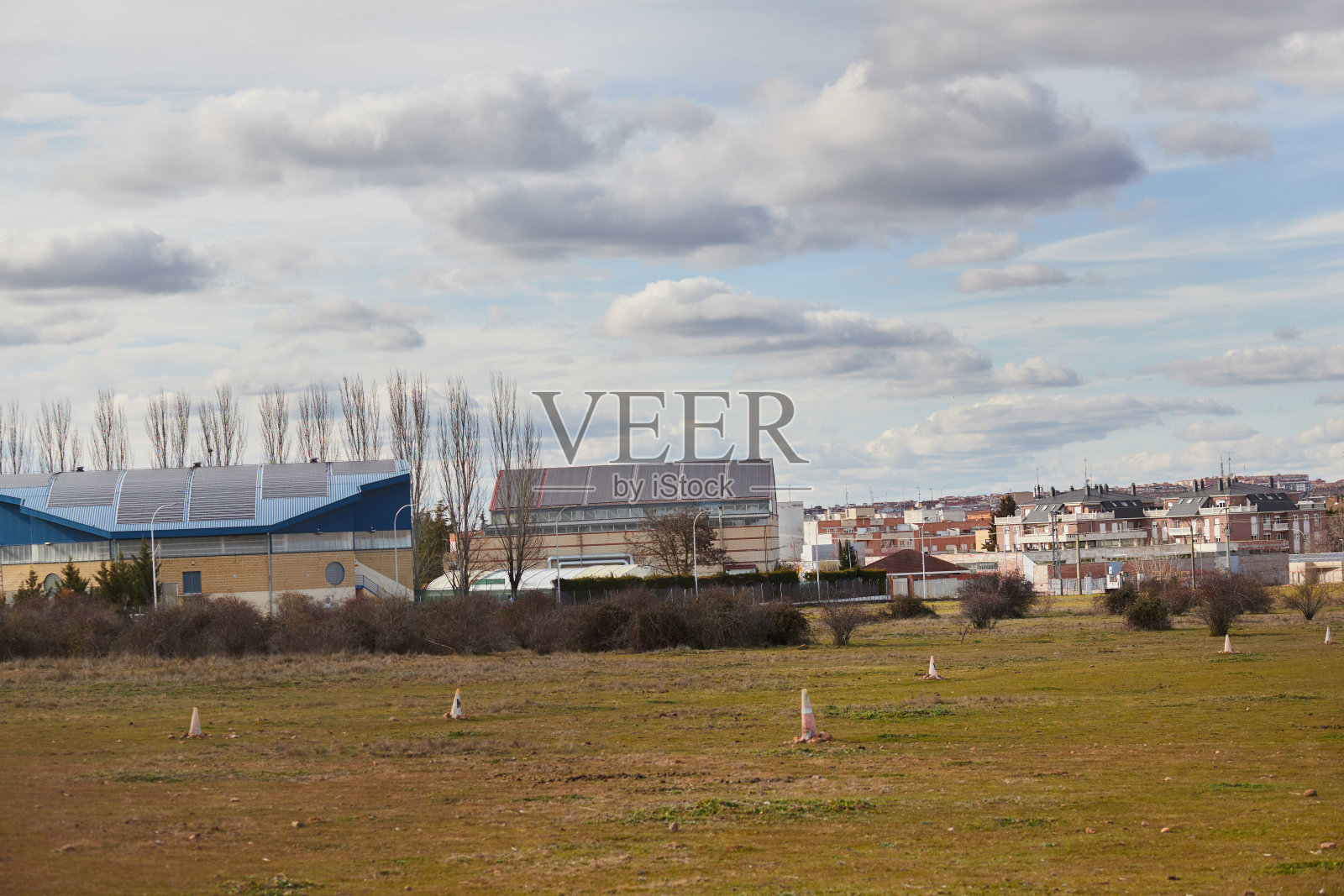 用于体育中心和室内游泳池的太阳能电池板照片摄影图片