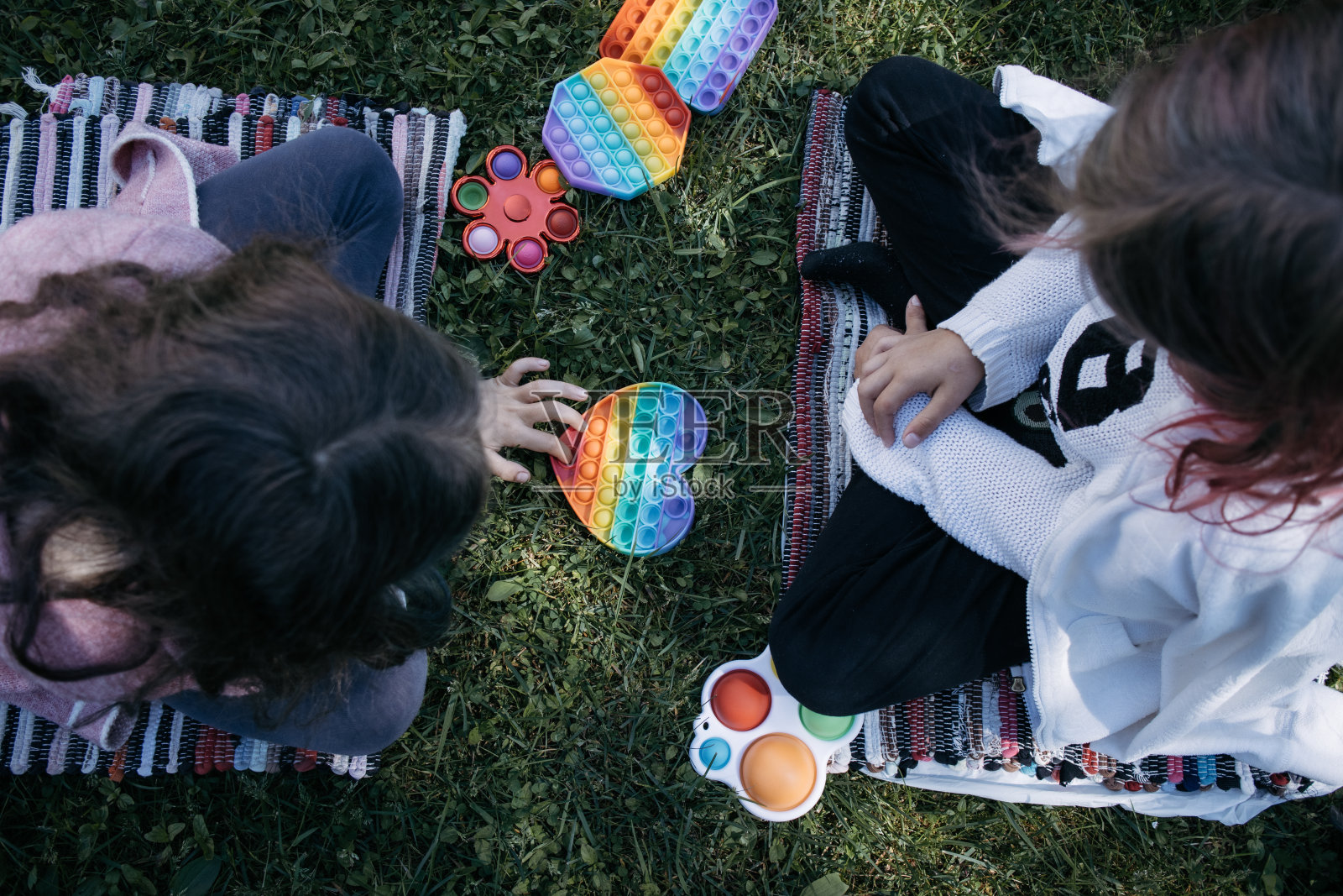 孩子们拉着手玩玩具照片摄影图片