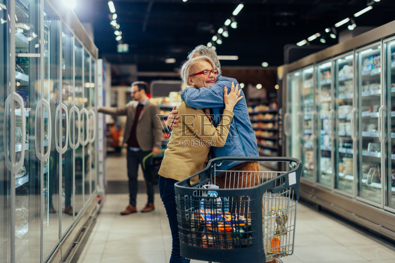 成熟的夫妇在买东西的时候拥抱照片摄影图片