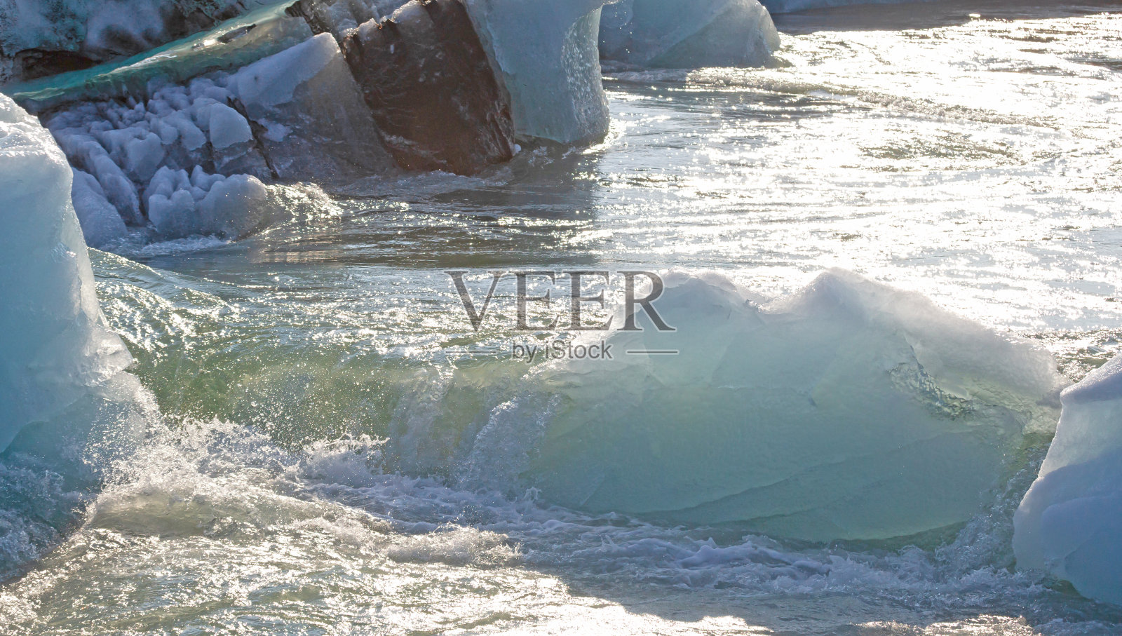 Jokulsarlon特写，冰岛东南部最大的冰川泻湖或湖泊照片摄影图片