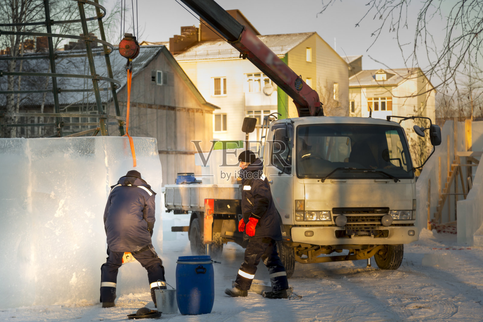 两名安装人员用冰块覆盖金属框架照片摄影图片