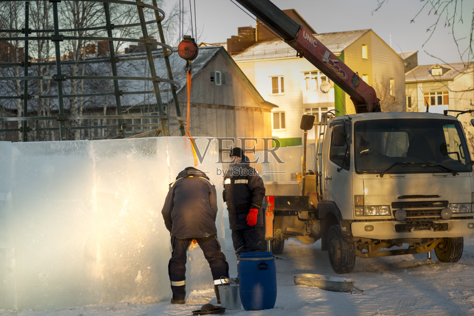 两名安装人员用冰块覆盖金属框架照片摄影图片