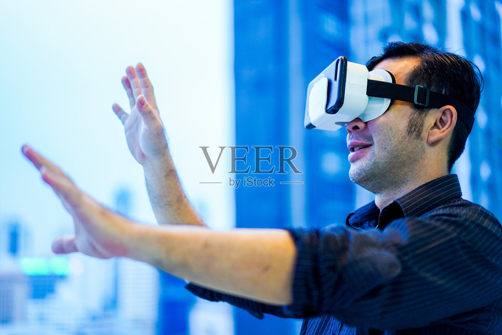 千禧亚裔男子体验虚拟现实(VR)照片摄影图片