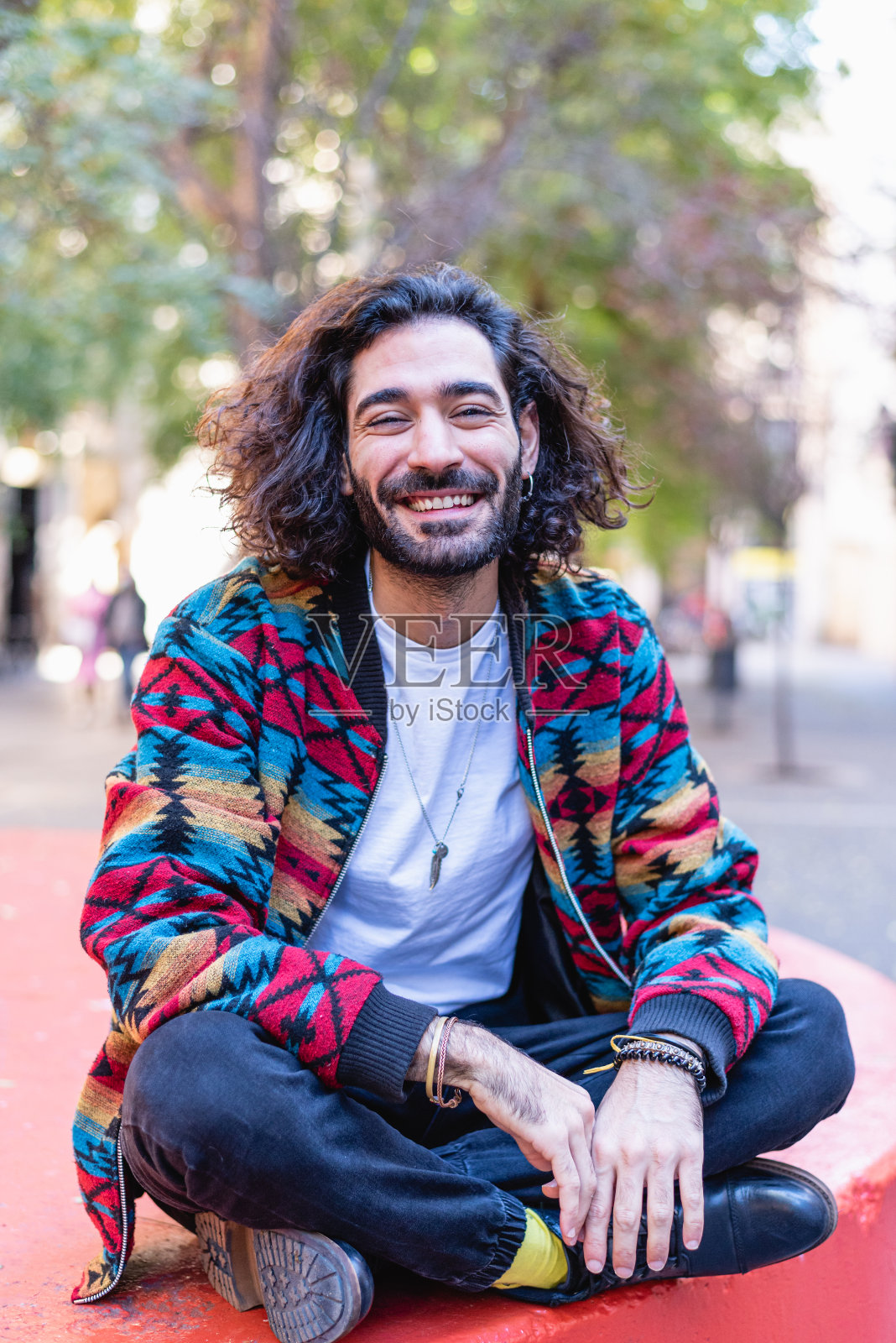 快乐的西班牙人在公园休息照片摄影图片