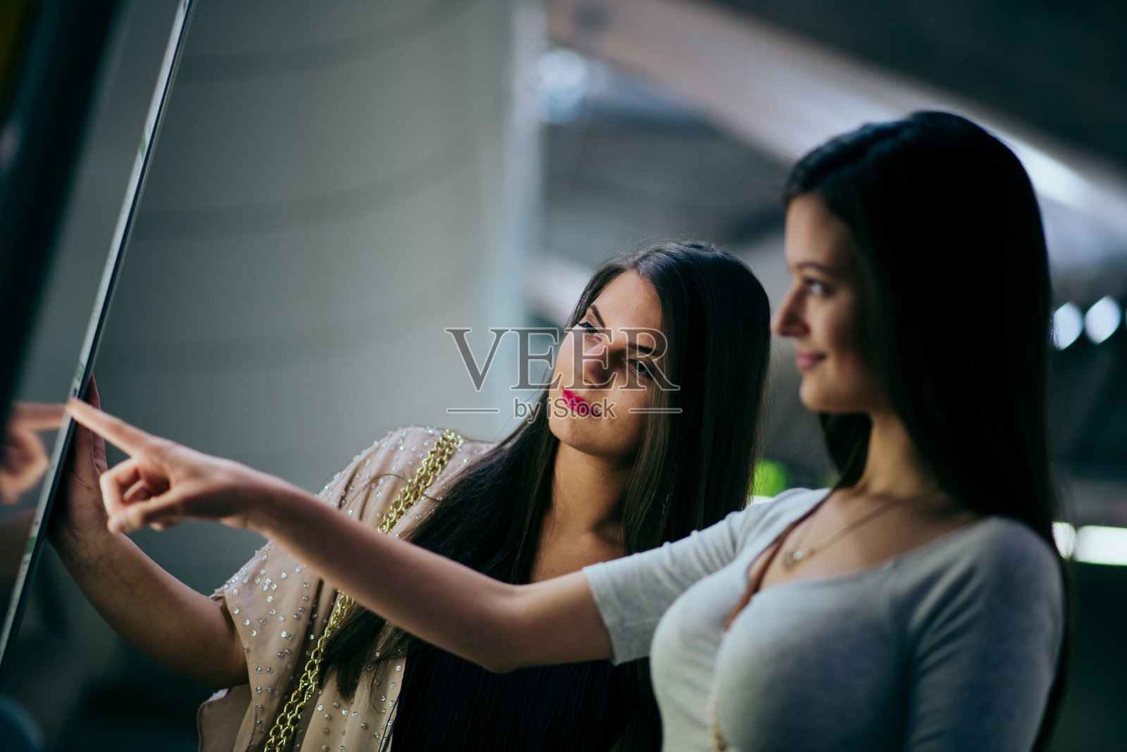 在布达佩斯等地铁的女人照片摄影图片