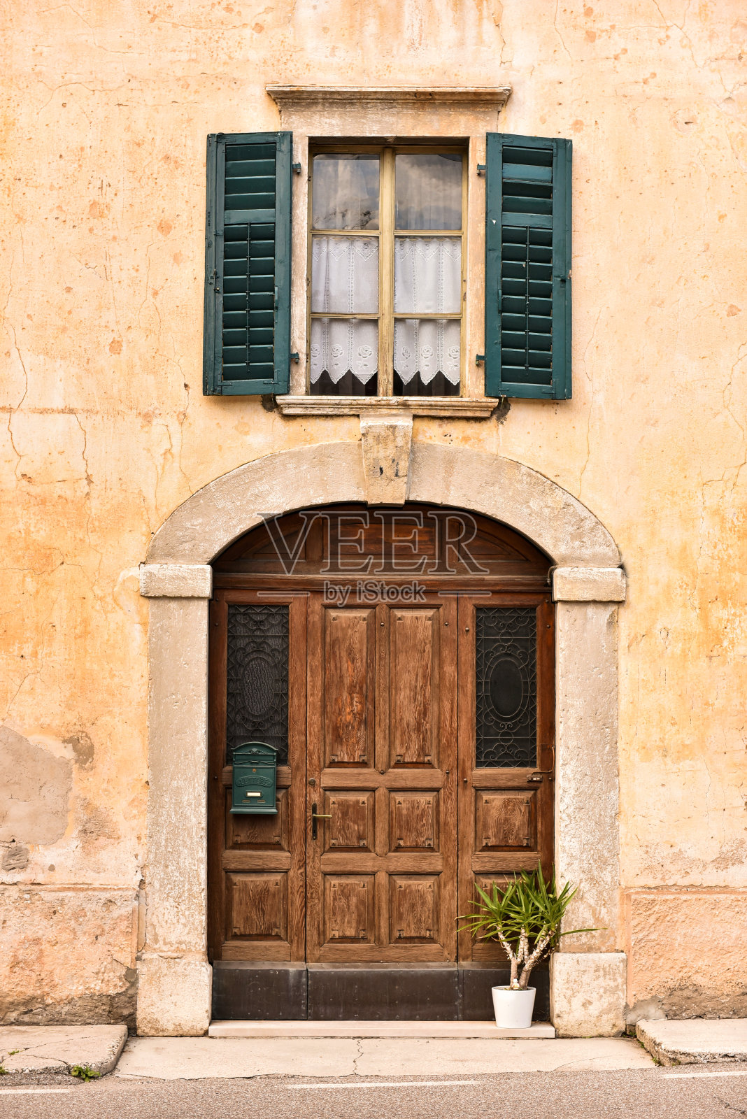外部旧建筑与一个封闭的门口库存照片照片摄影图片