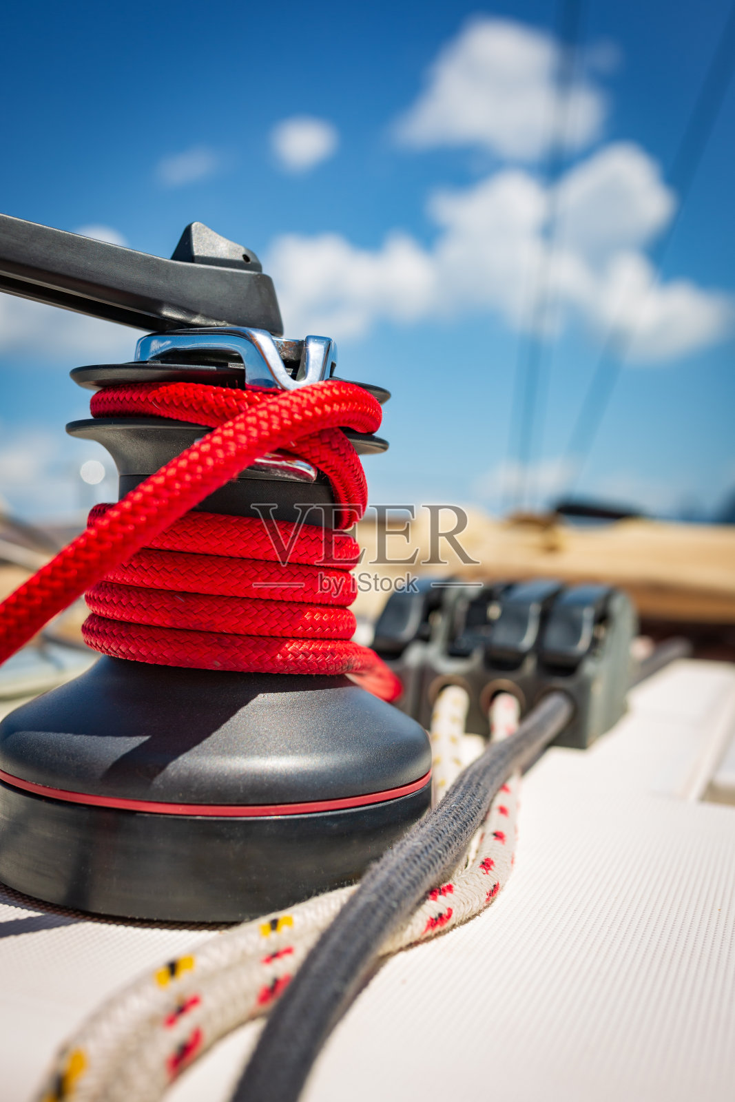 帆船上带绳索和手柄的绞盘照片摄影图片