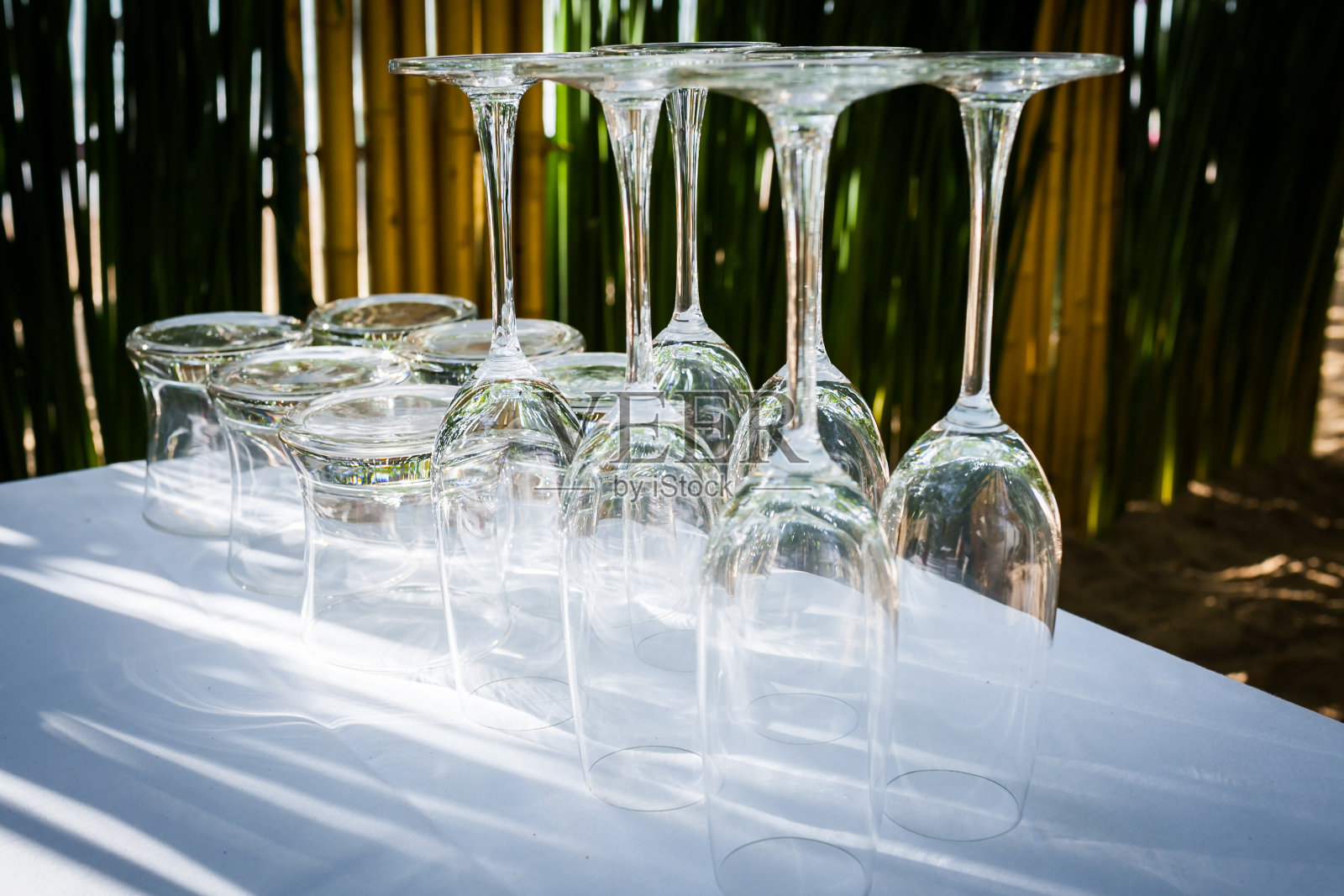 桌上有各种各样的酒杯照片摄影图片