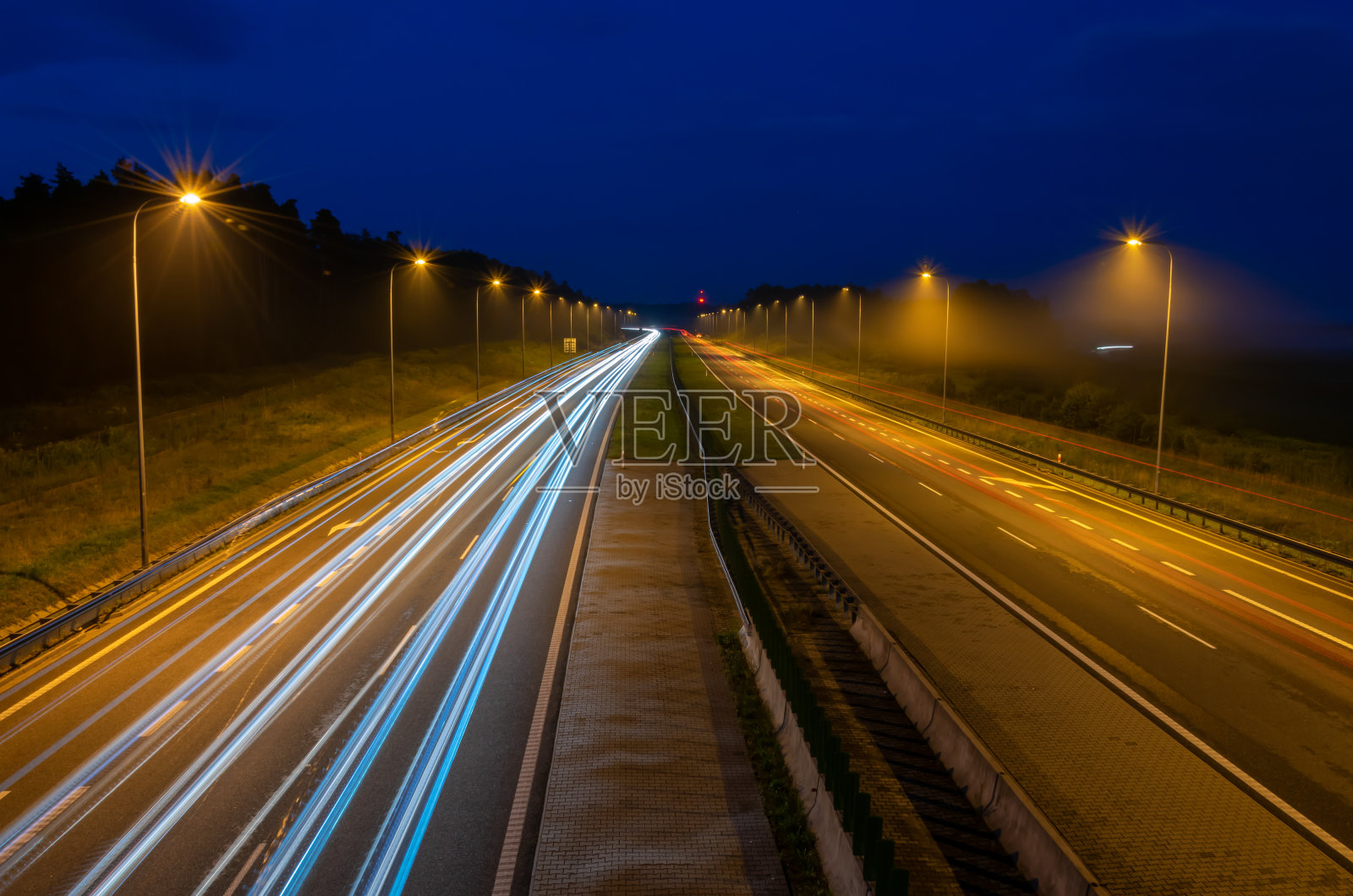 夜晚汽车的灯光。长时间曝光照片摄影图片