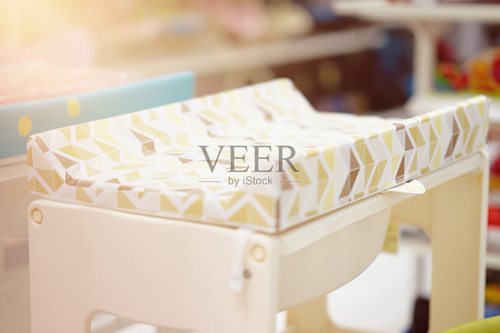 婴儿换尿布或垫台与太阳照片摄影图片