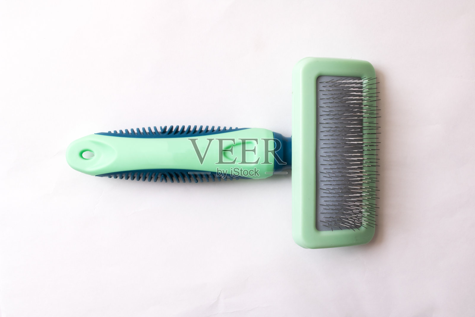 绿色动物梳子在白色背景接近p照片摄影图片