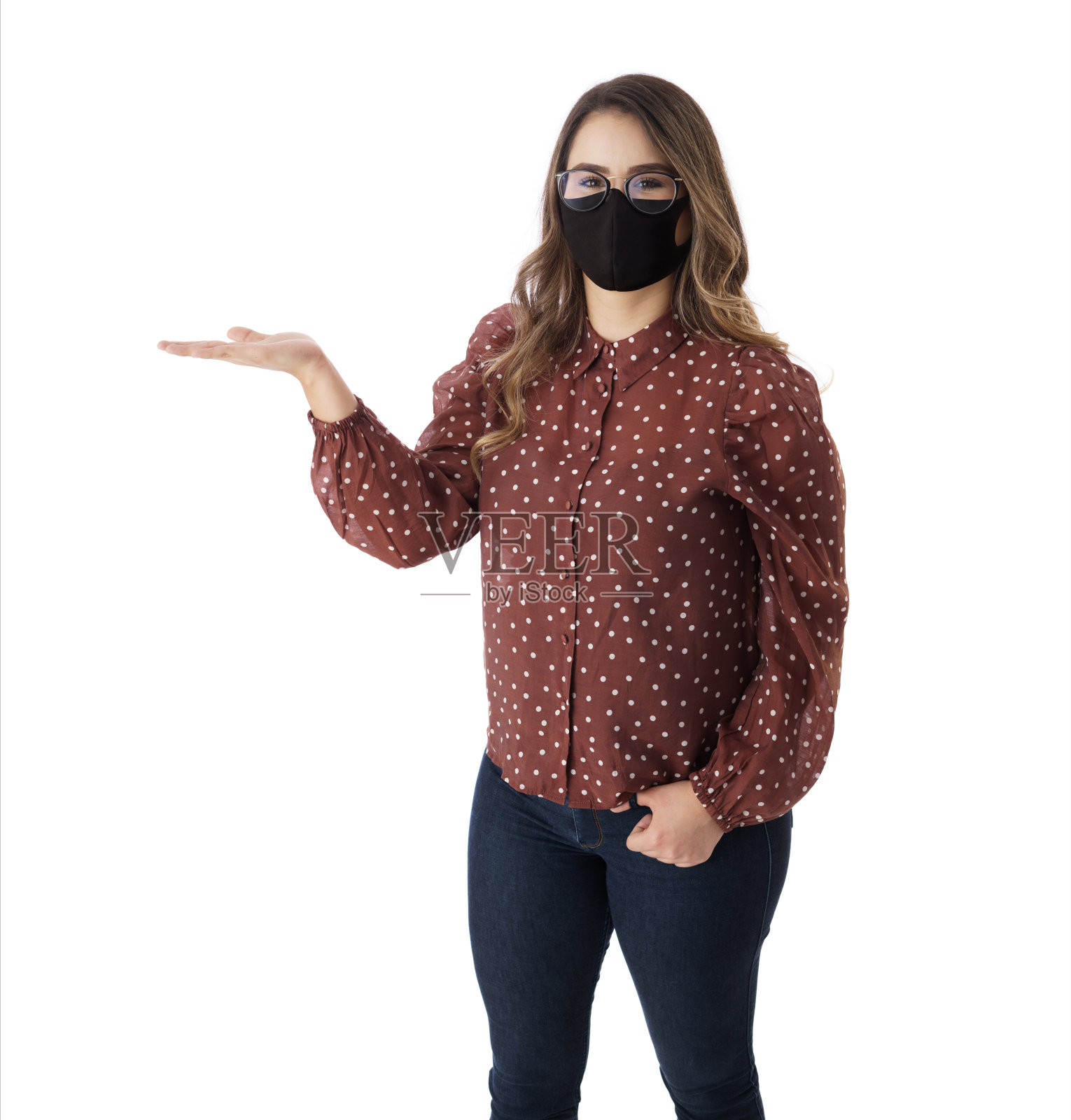 年轻女子展示了一个复印空间，戴着防护面罩照片摄影图片