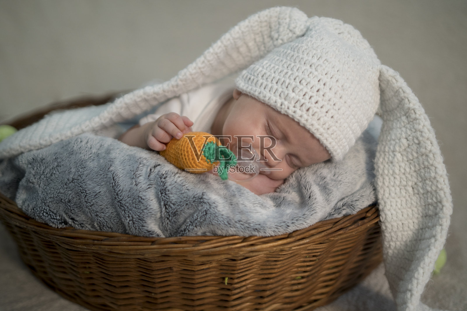 婴儿兔耳朵服装打扮复活节躺在白色床上亚麻床单与鹌鹑蛋。孩子们的复活节服装。照片摄影图片