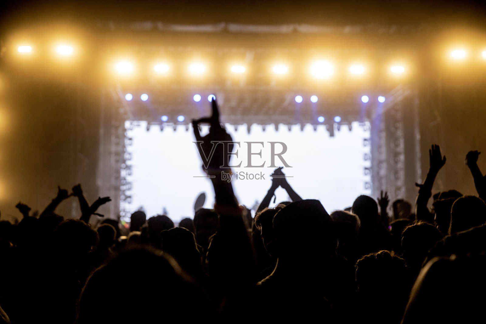 快乐的人们在露天音乐节音乐会跳舞的股票照片照片摄影图片