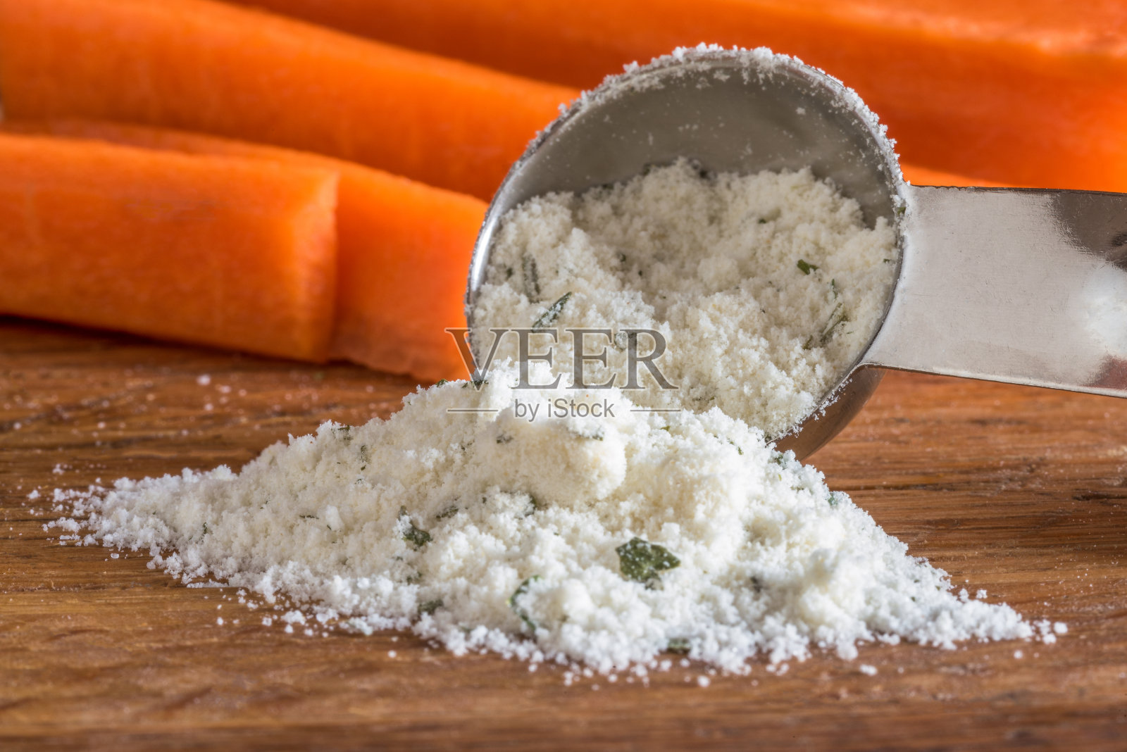 牧场沙拉酱从茶匙中溢出照片摄影图片