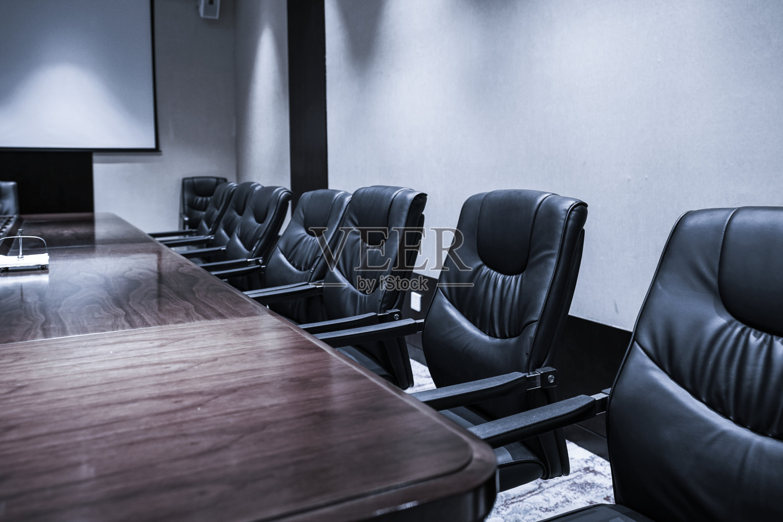 商务会议室或董事会会议室内部。照片摄影图片