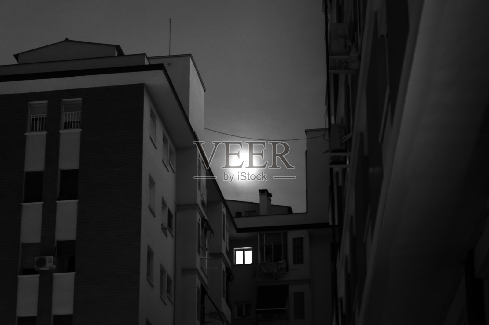 月亮在建筑物之间的图像照片摄影图片