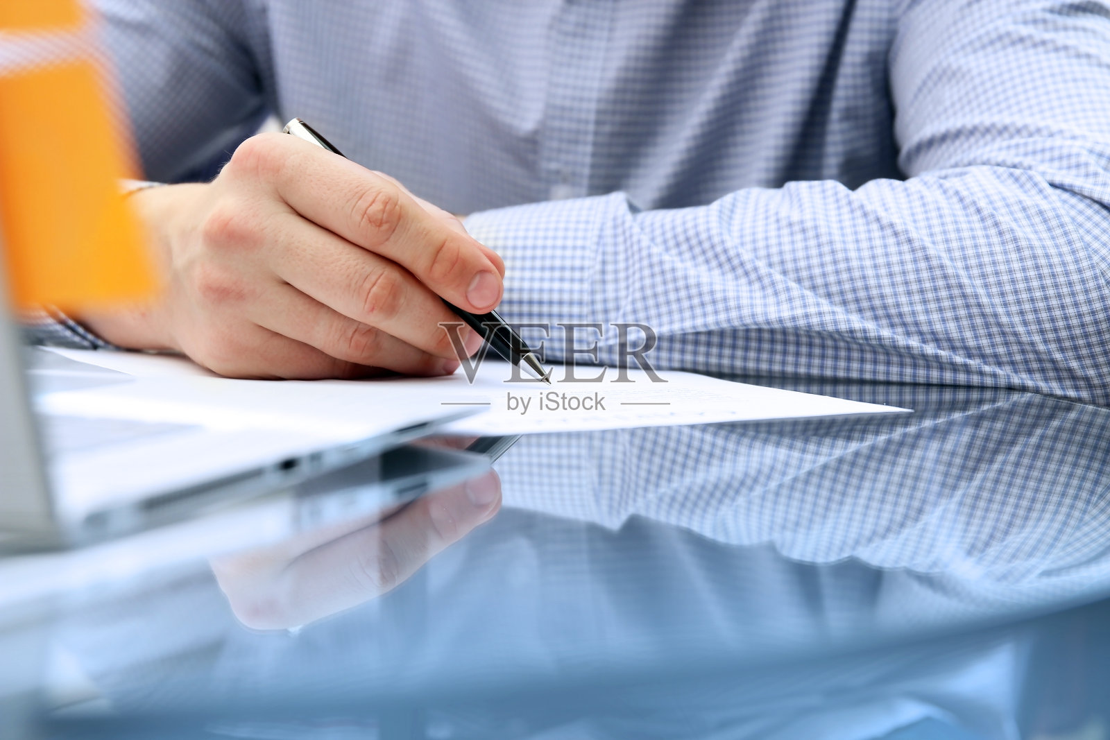 商人正在签订合同，商务合同的细节照片摄影图片