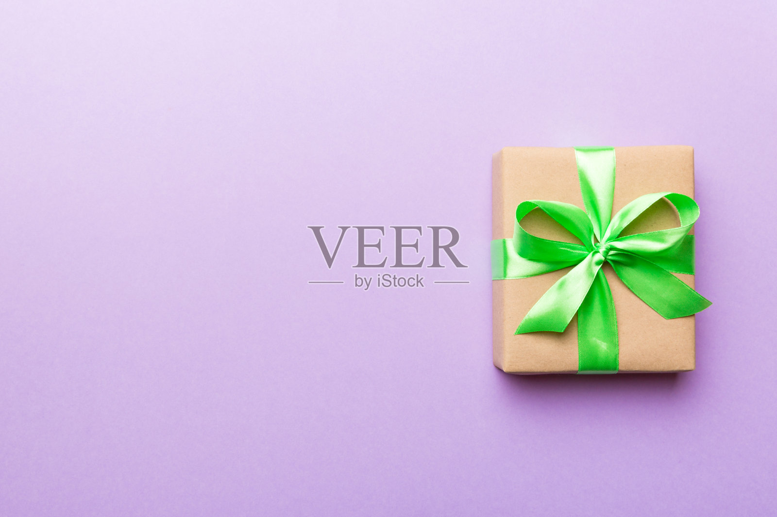 节日礼物盒在彩色背景，俯视图。设计复制空间照片摄影图片