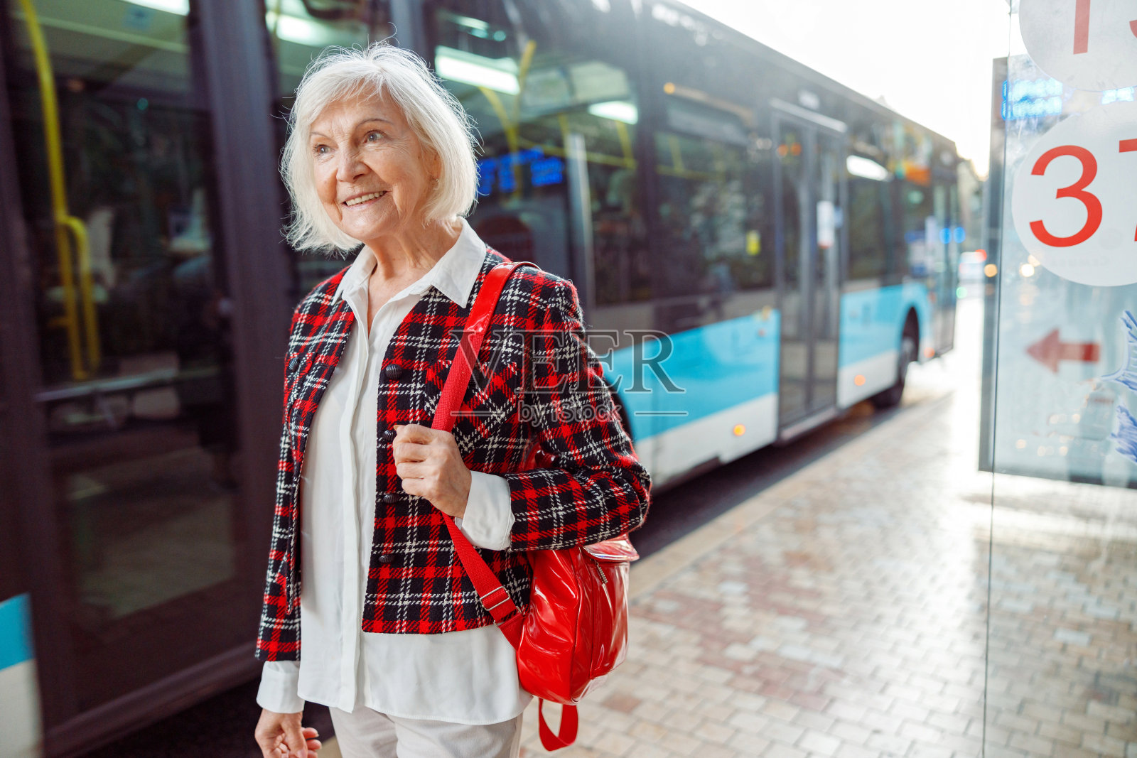 漂亮的退休妇女微笑，而站在户外照片摄影图片