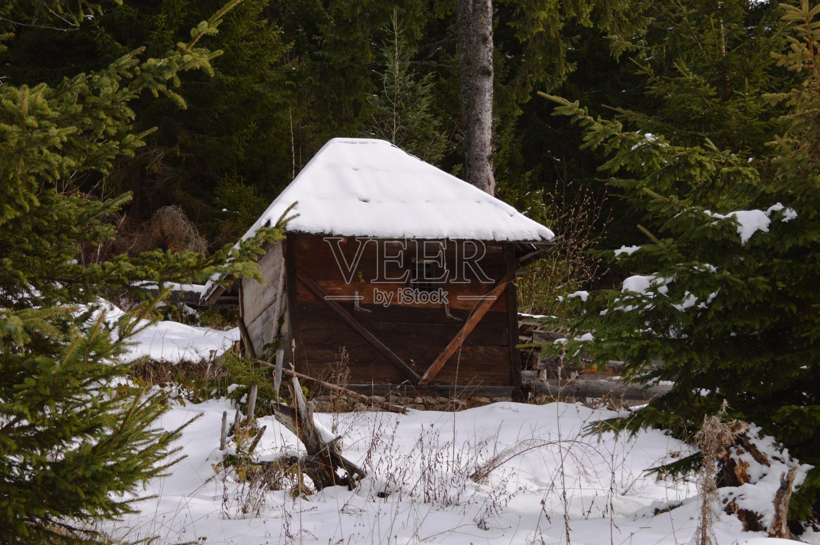 雪地里的小木屋照片摄影图片