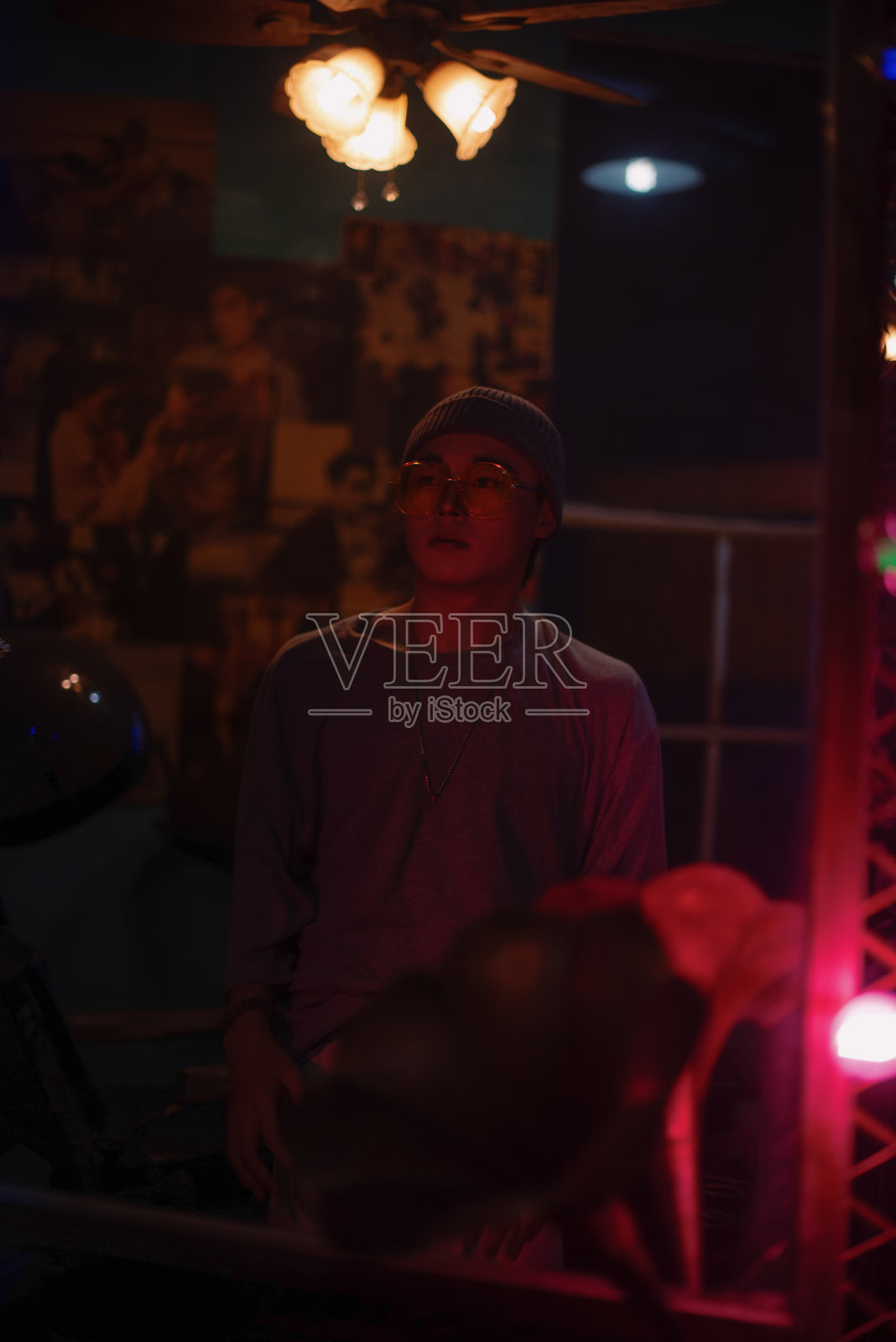 酒吧里的亚洲年轻人照片摄影图片