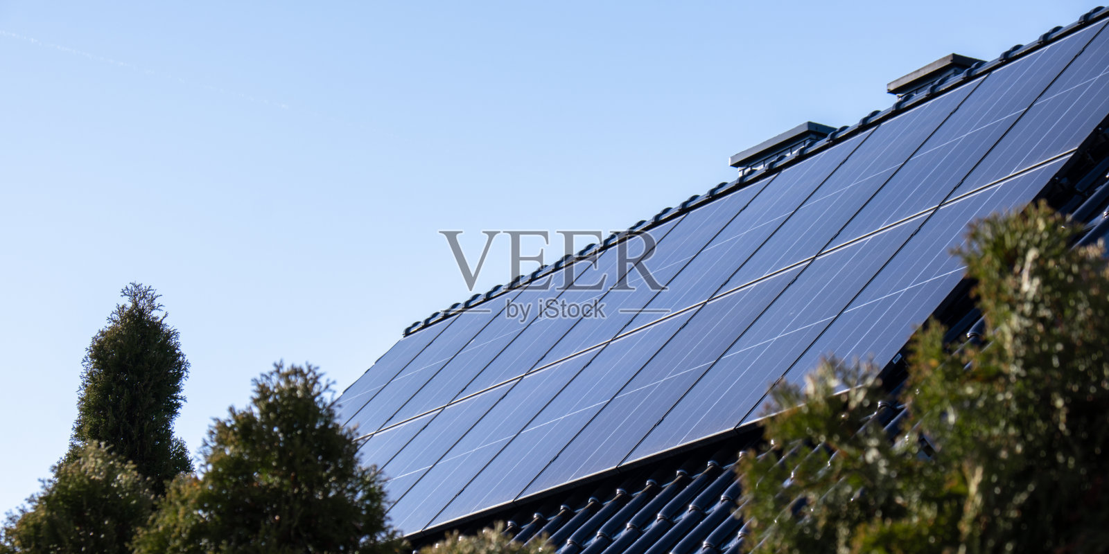 新生态住宅，太阳能电池板替代传统能源。电池是由太阳能电池充电广告绿色能源可持续生活照片摄影图片