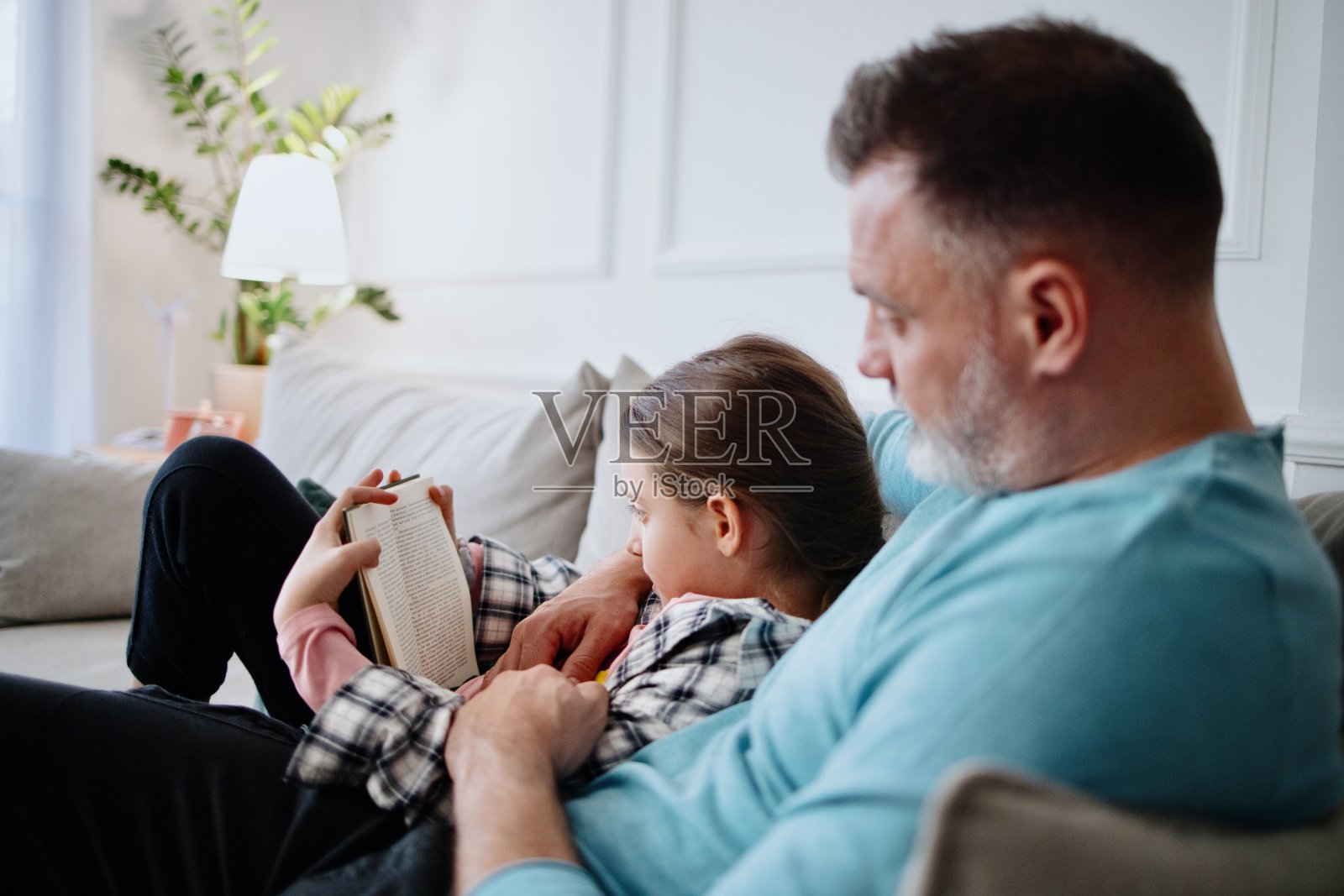 父亲给女儿读书照片摄影图片