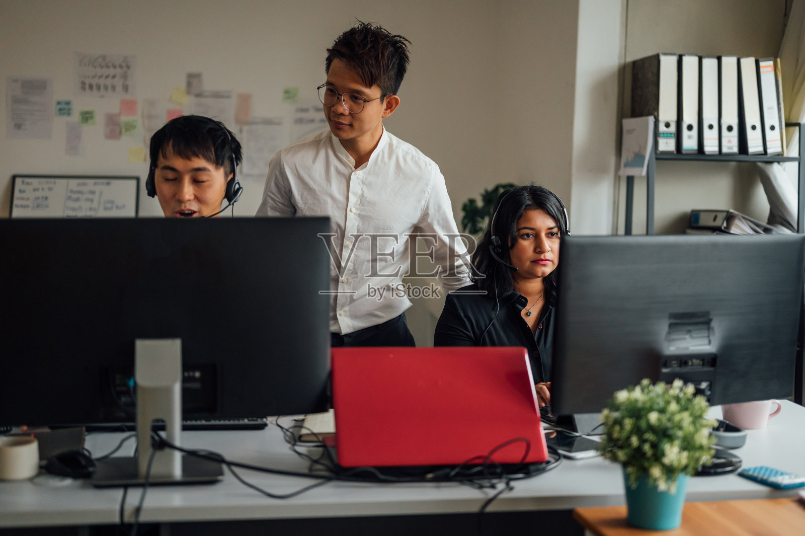 商务人员在电脑上一起工作照片摄影图片