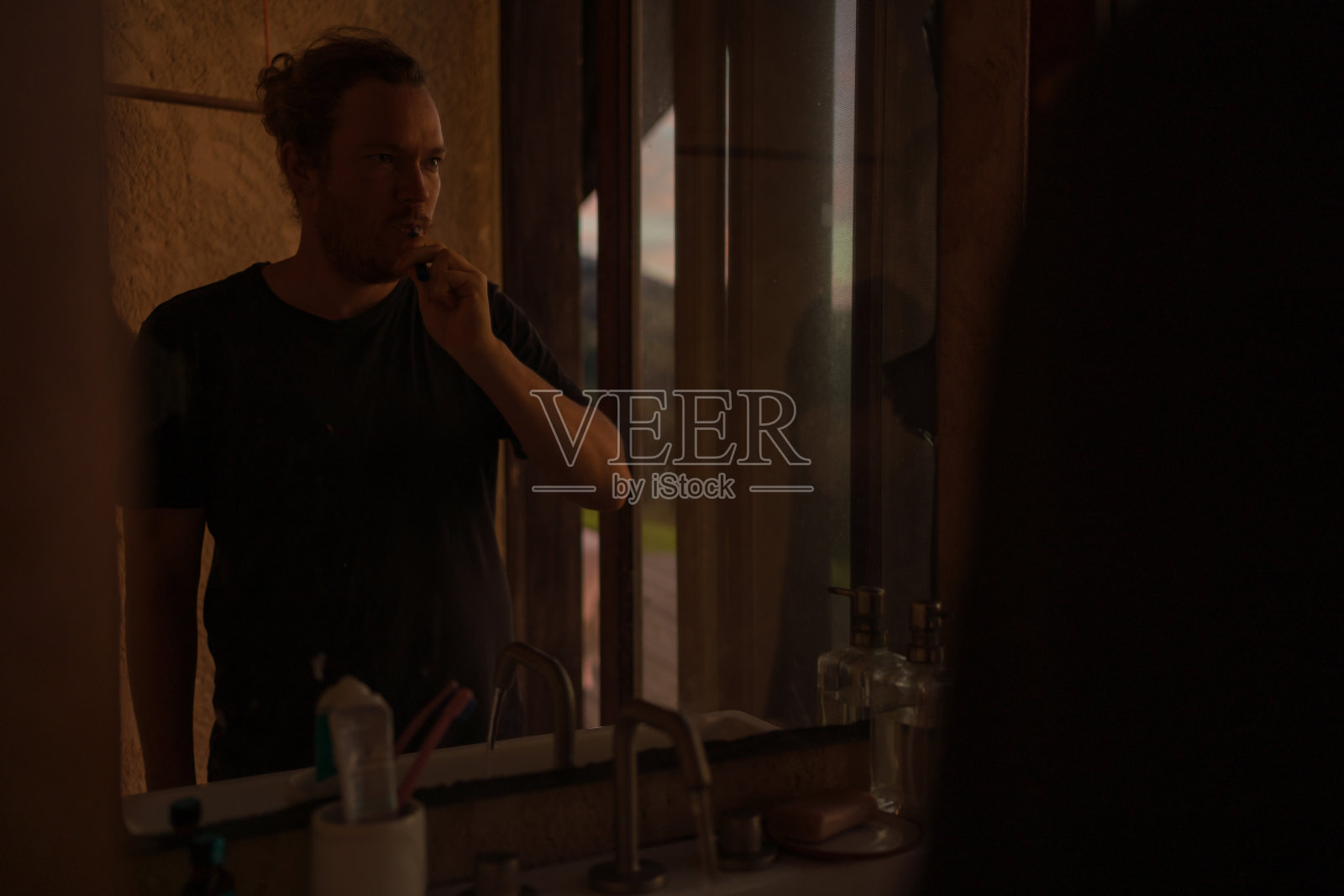 年轻人早上刷牙照片摄影图片