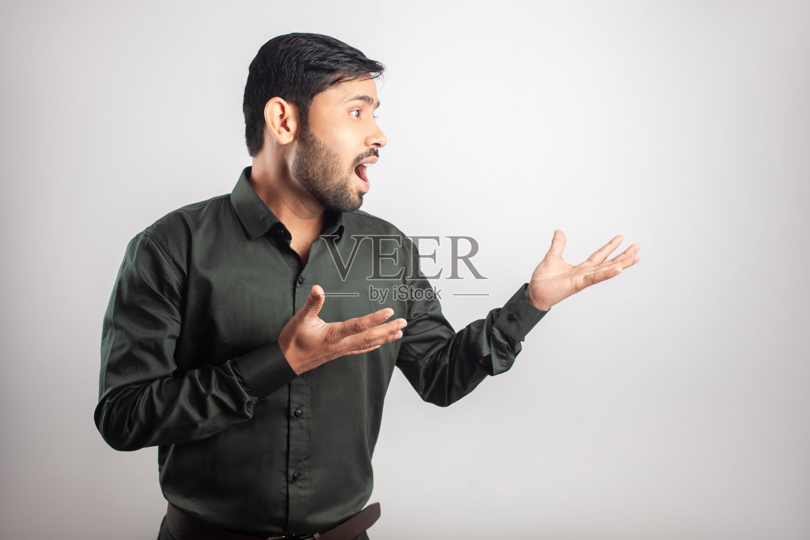 灰色背景下的印度男人超级兴奋照片摄影图片