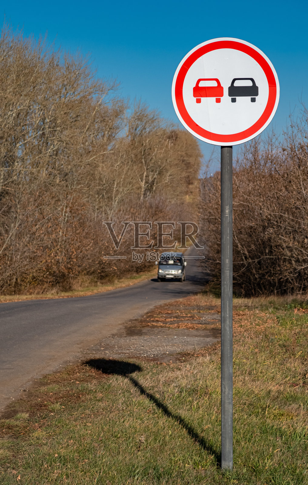 俄罗斯梁赞的米哈伊洛夫——2021年10月23日:限制通行的乡村公路照片摄影图片