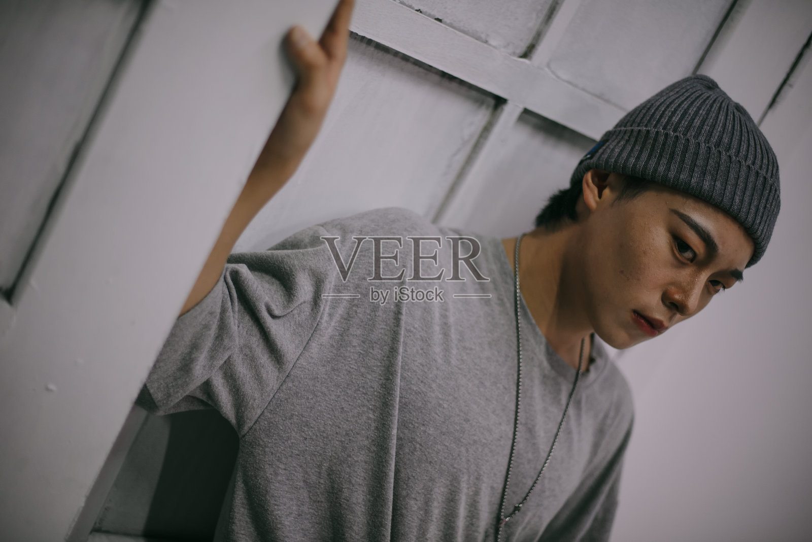 酒吧里的亚洲年轻人照片摄影图片